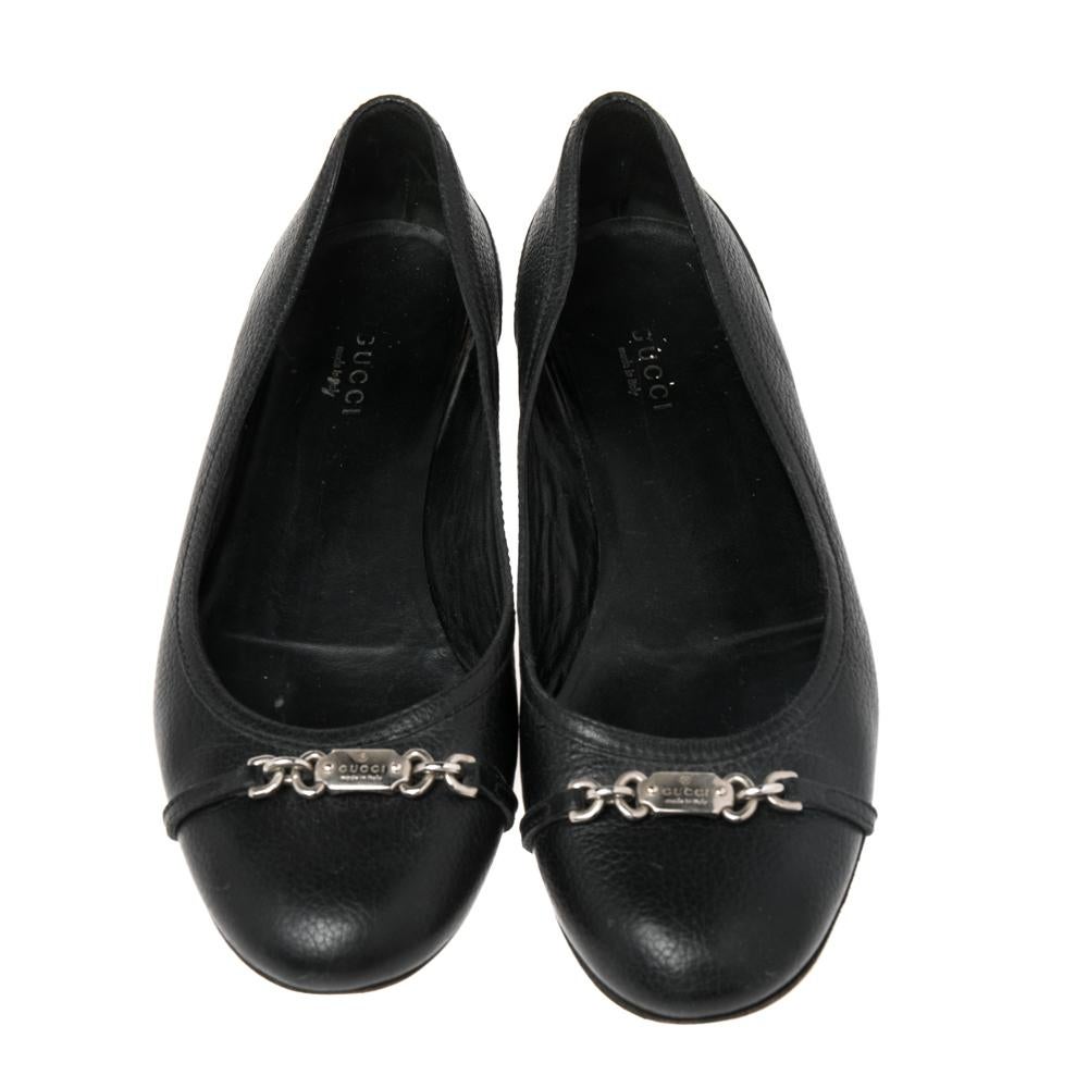 These ballet flats from Gucci never fail to catch attention. With their black leather exterior and comfortable shape, these flats are the best style for your feet. A silver-toned chain link is used to adorn the vamps. Step out with confidence as you