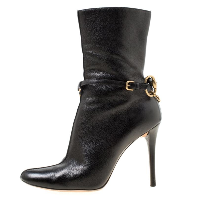 These lavishly gladdening and city chic ankle booties from Gucci exhibit a sturdy leather construction lending a phenomenally bold feel. Fashioned with buckled leather trims and chain-link detail, they come with leather-lined insoles, sturdy soles,