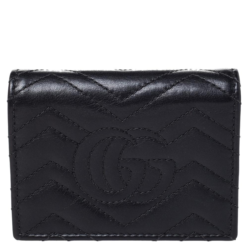 The Marmont range of designs by Gucci has gained such wide popularity around the world. It's time you update your wardrobe with a piece from that range. This card case comes made from leather and the front is adorned with gold-tone elements.