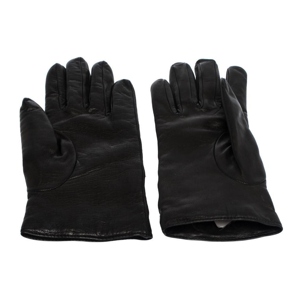 Winters will now be chicer when you wear these leather gloves from Gucci. The fine tailoring will not fail to offer a sophisticated look along with protecting your hands from the harsh weather conditions. The cosy interiors will make you want to