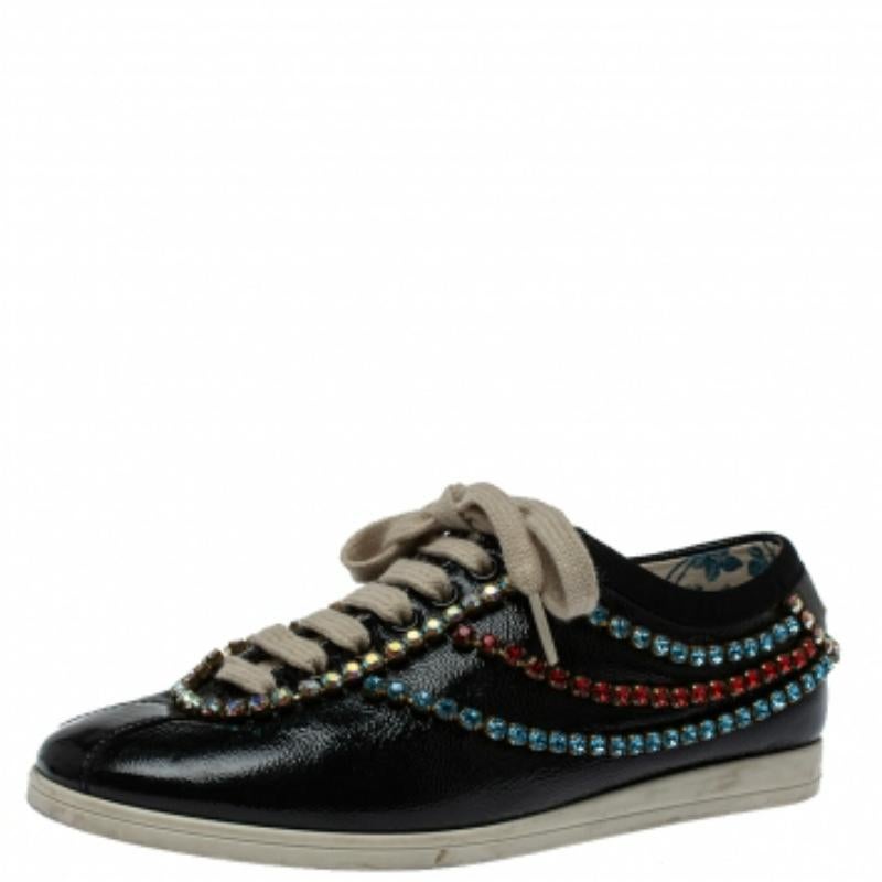These low-top sneakers from Gucci are meant for sneaker lovers like you! They have been crafted from black leather and designed with round toes, lace-ups on the vamps, exquisite crystal trims, bee motifs on the counters, and brand details on the