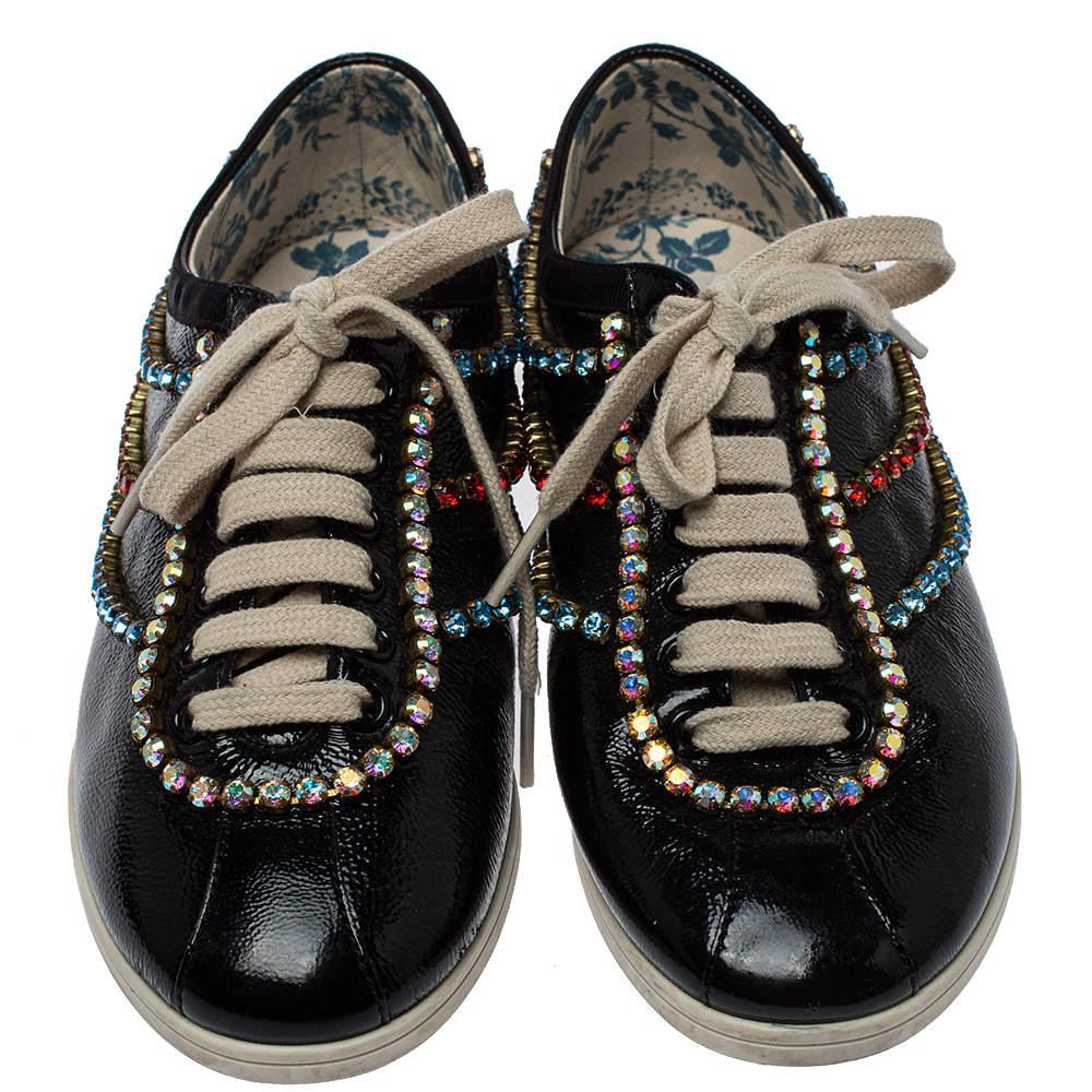 Diese Low-Top-Sneaker von Gucci sind für Sneaker-Liebhaber wie dich gedacht! Sie sind aus schwarzem Leder gefertigt und haben runde Zehen, Schnürungen an der Lasche, exquisite Kristallverzierungen, Bienenmotive an den Zählern und Markendetails an