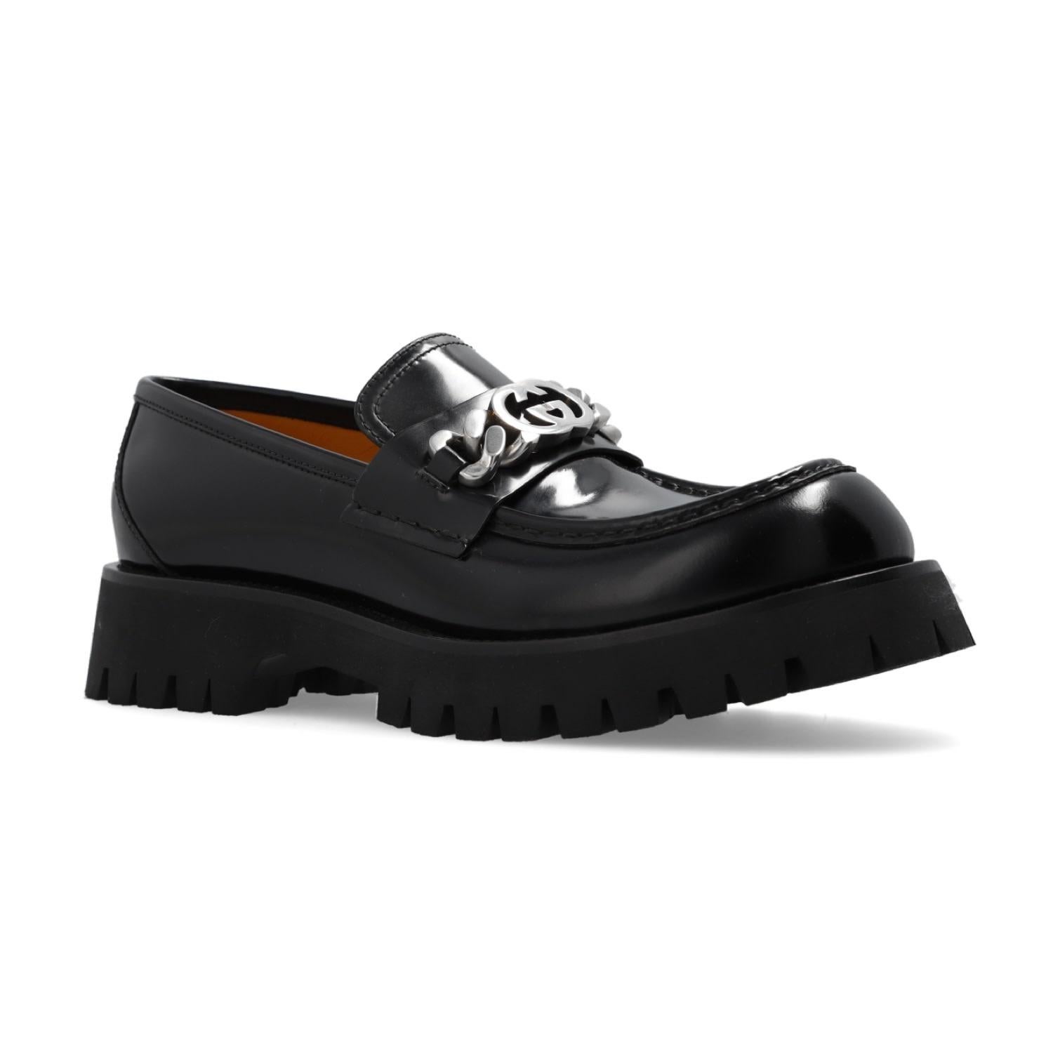 GUCCI BLACK LEATHER CURB CHAIN DETAIL LOAFERS (US 10.5)

These black Gucci shoes are crafted from high-quality leather and feature antiqued silver-tone monogram hardware for a signature touch. They sit on a durable black rubber sole, ensuring