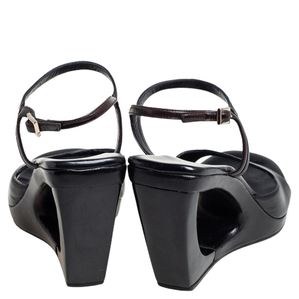 Gucci Black Leather Cut Out Wedge Heel Sandals Size 37 In Good Condition In Dubai, Al Qouz 2