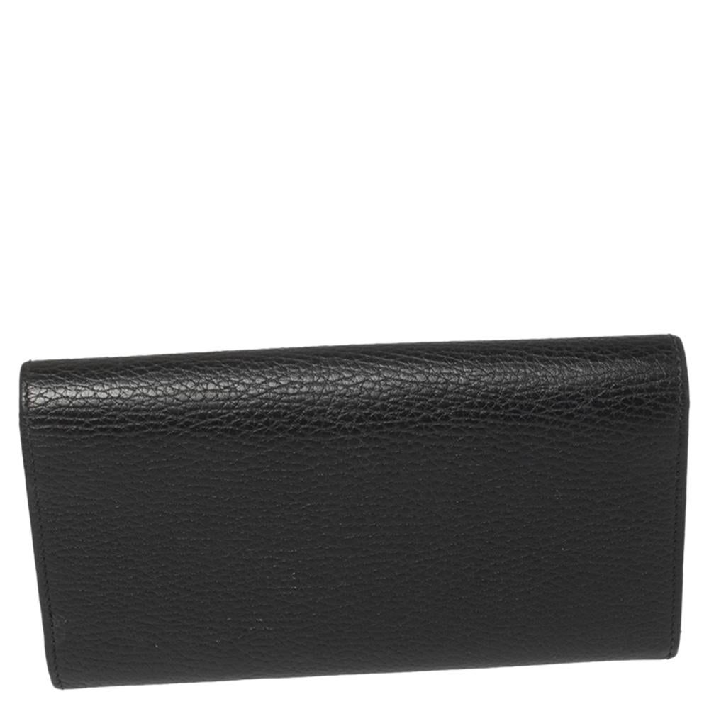 This Gucci wallet is made in Italy from black leather and gold-toned hardware. A Double G crest of Gucci is displayed in front of the creation. It contains multiple card slots and also comes with an interior open pocket and a zipper pocket.

