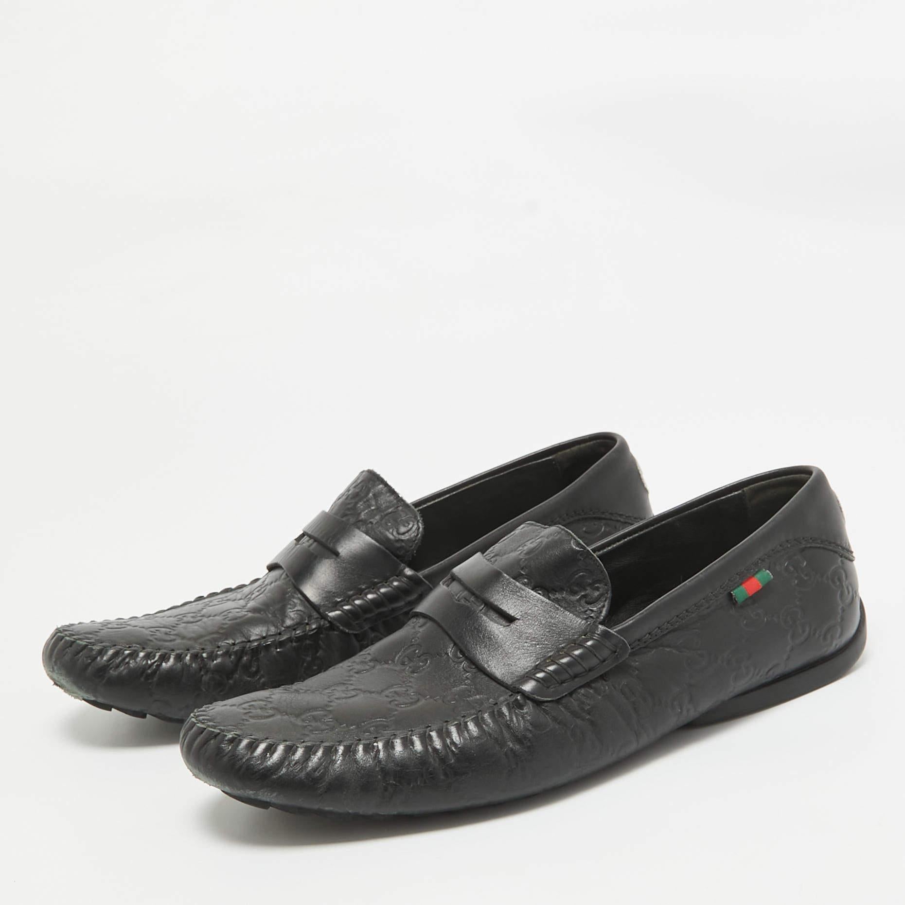 Per completare alla perfezione il tuo abbigliamento, ti proponiamo questo paio di mocassini che non parlano d'altro che di stile. Le scarpe sono state realizzate con maestria e sono progettate per essere facili da indossare. Sono la scelta giusta