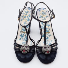 Schwarze Elias Gucci-Sandalen aus Leder mit Tigerschmuck und T-Riemen Größe 36,5