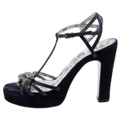 Schwarze Elias Gucci-Sandalen aus Leder mit Tigerschmuck und T-Riemen Größe 36,5