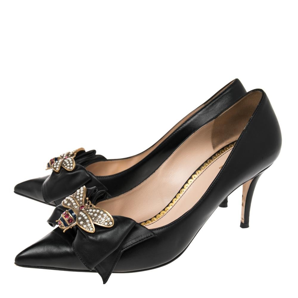 Gucci Black Leather Embellished Bow Queen Margaret Pointed Toe Pumps Size 40 In Good Condition In Dubai, Al Qouz 2