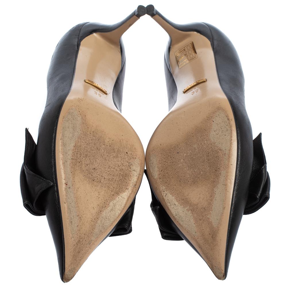 Gucci Black Leather Embellished Bow Queen Margaret Pumps Size 39 In Good Condition In Dubai, Al Qouz 2