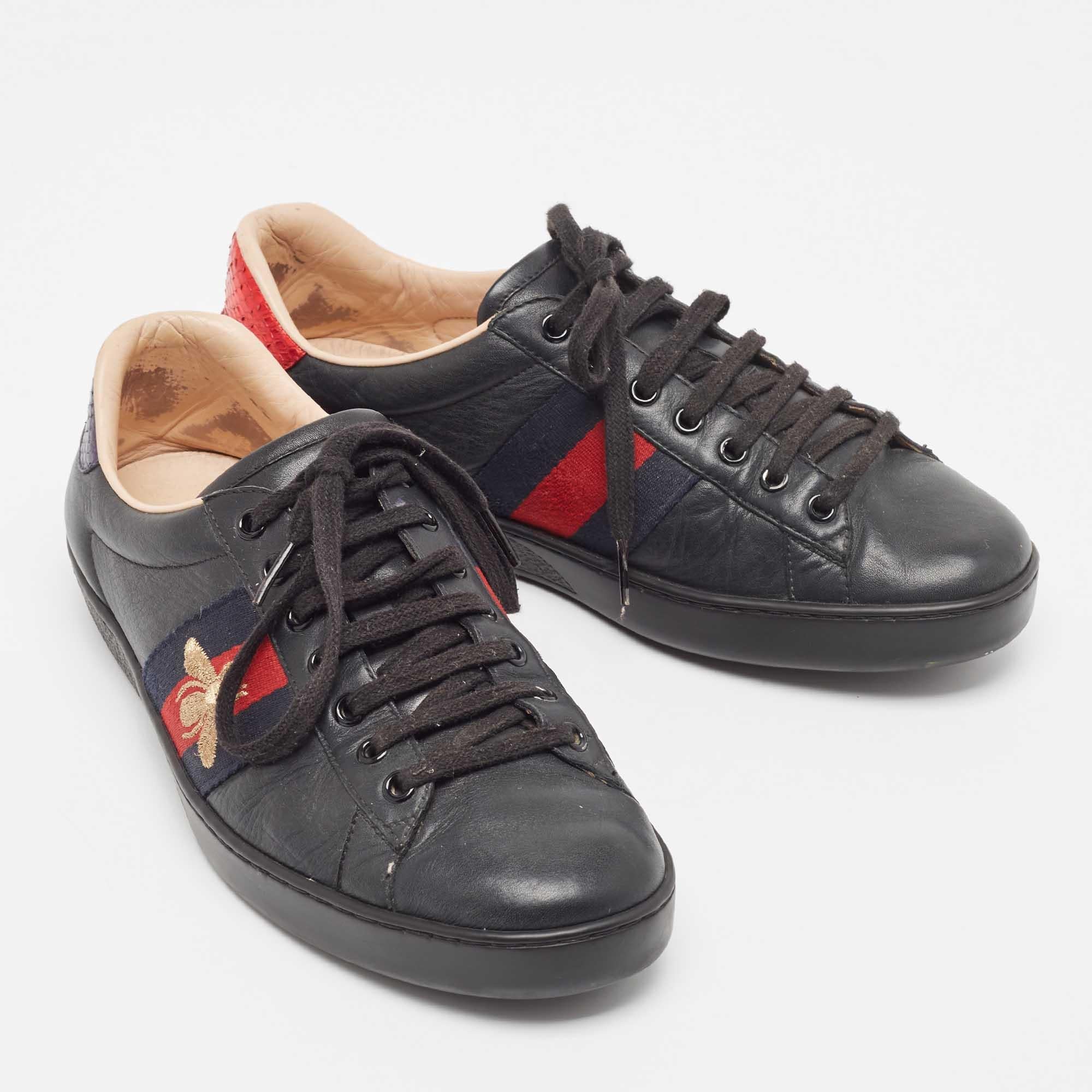 Gucci Black Leather Embroidered Bee Ace Sneakers Size 41.5 In Good Condition For Sale In Dubai, Al Qouz 2