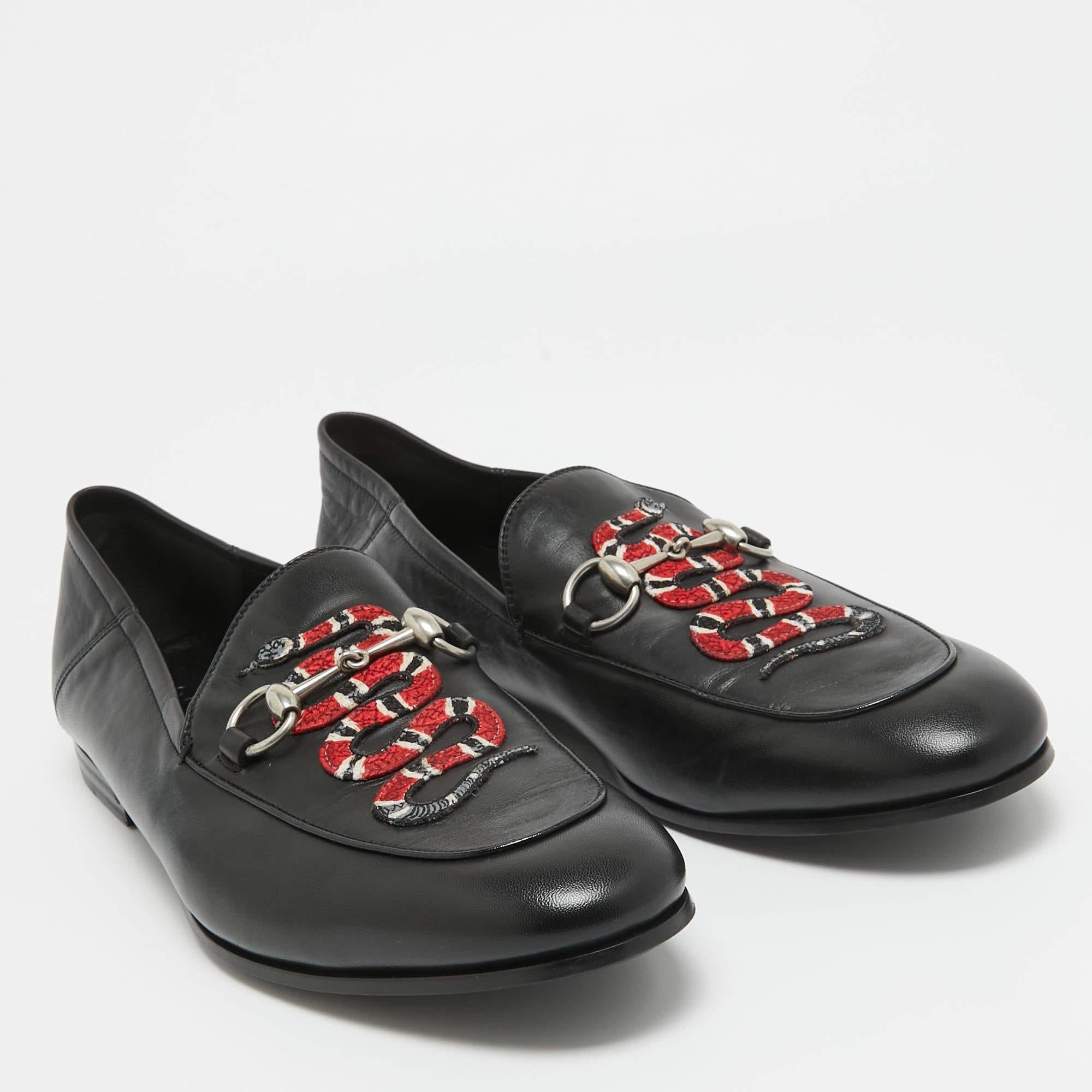 Gucci Black Leather Embroidered Kingsnake Brixton Horsebit Loafers Size 44.5 In Excellent Condition In Dubai, Al Qouz 2
