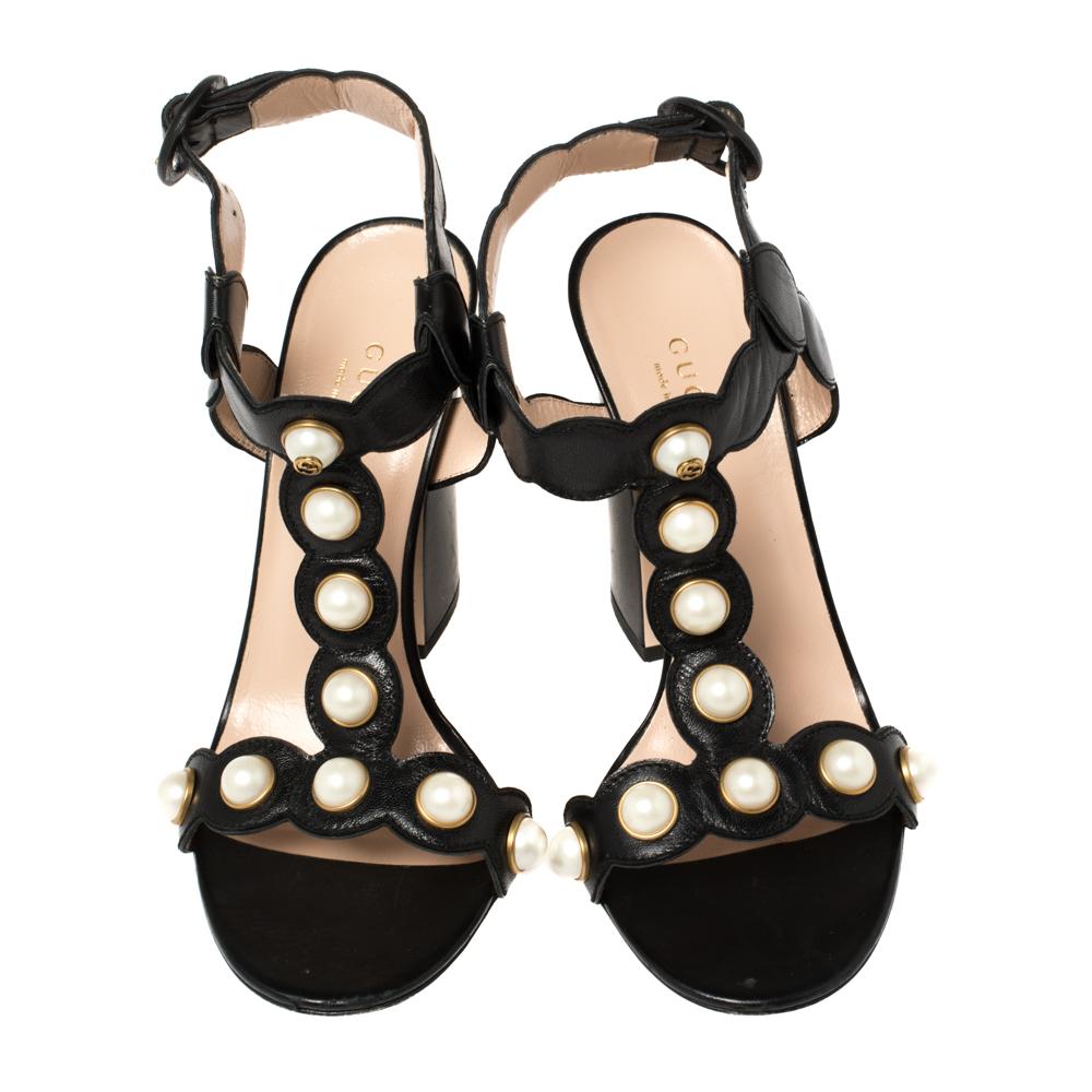 Die Willow Sandalen von Gucci sind perfekt, um einen Hauch von Eleganz zu versprühen, und eine Investition wert. Die schwarzen Sandalen sind aus Leder gefertigt und verfügen über ein T-Riemen-Design mit Kunstperlen, Schnallen-Knöchelriemen, bequeme