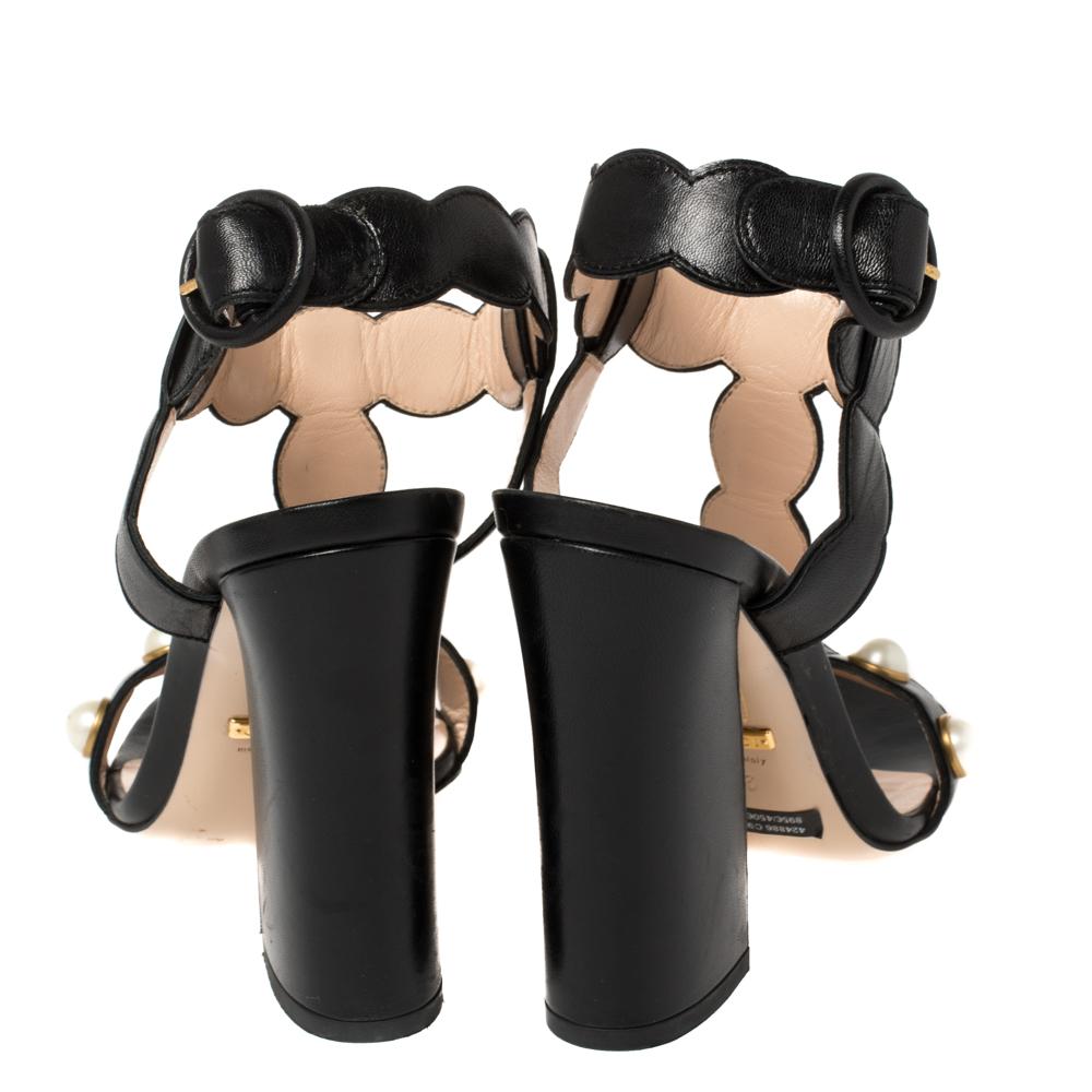 Gucci T-Riemen-Sandalen aus schwarzem Leder mit Faux-Perlenverzierung aus Weide Größe 36 (Schwarz)