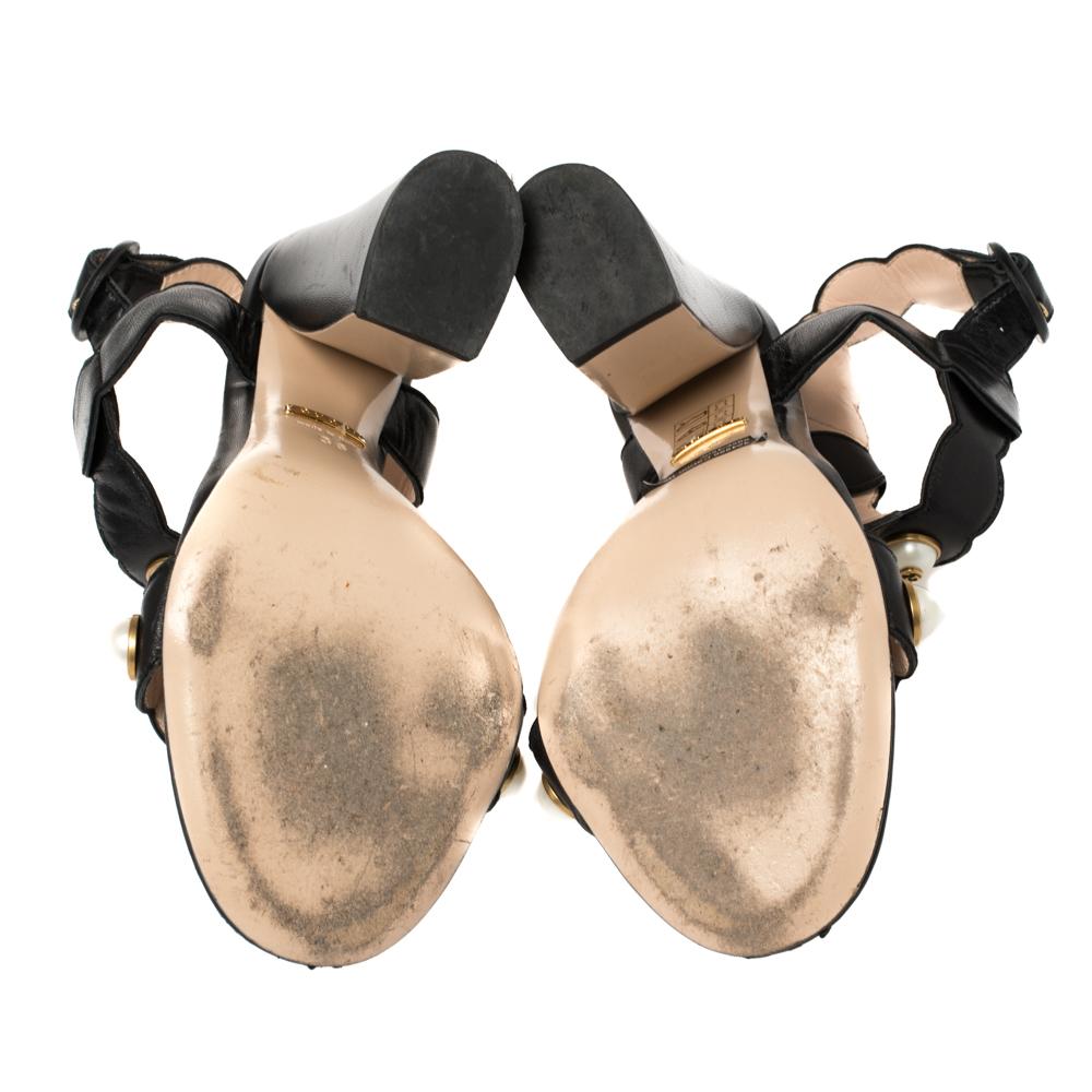 Gucci T-Riemen-Sandalen aus schwarzem Leder mit Faux-Perlenverzierung aus Weide Größe 36 im Zustand „Gut“ in Dubai, Al Qouz 2