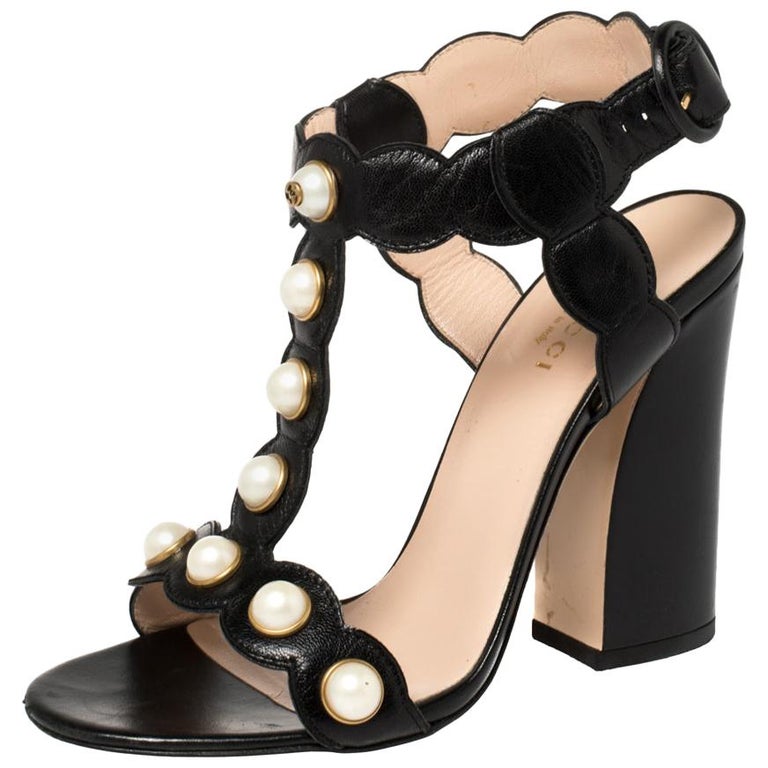 Aanpassing Wijde selectie backup Gucci Black Leather Faux Pearl Embellished Willow T-Strap Sandals Size 36  at 1stDibs