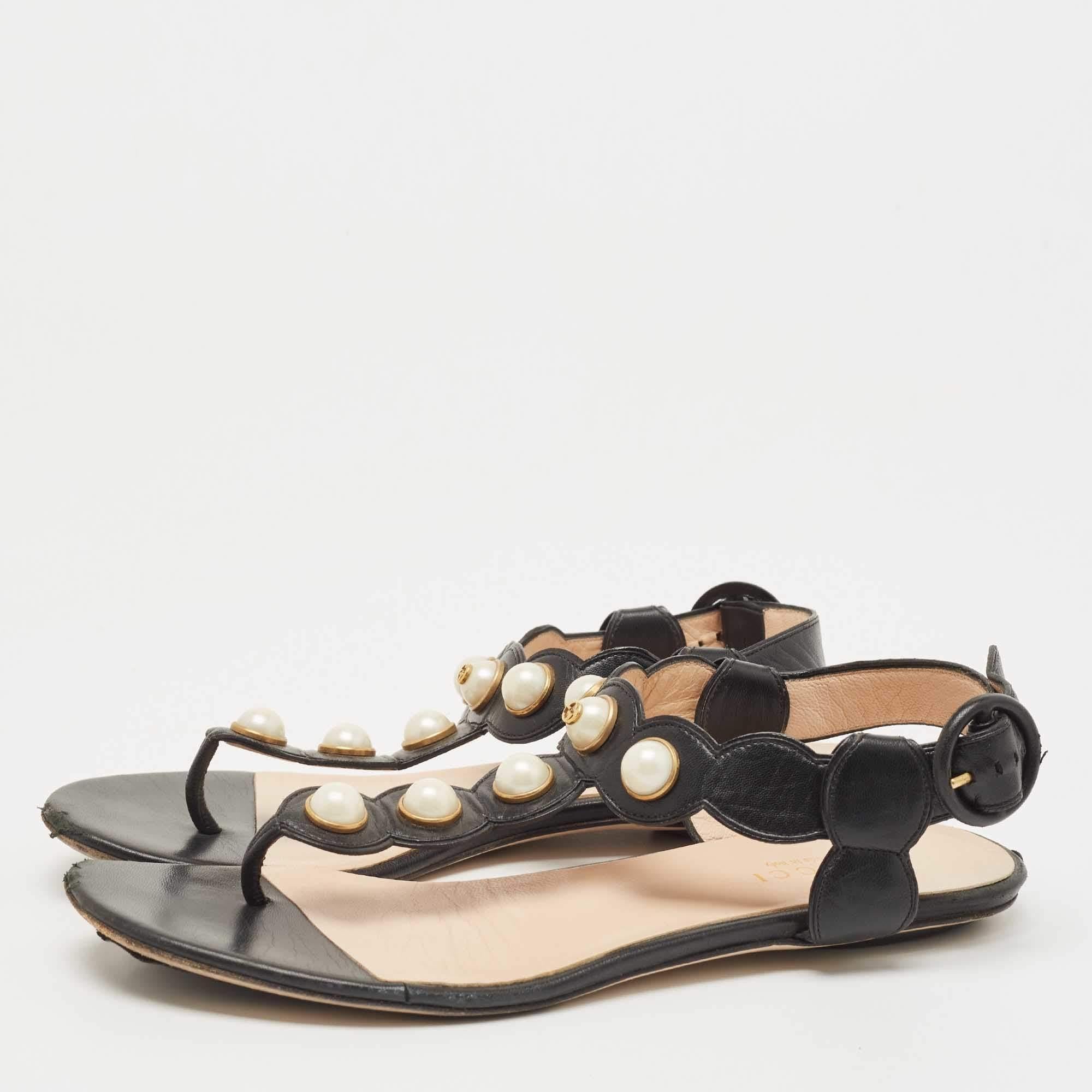 Gucci Black Leather Faux Pearl Willow Flat Sandals Size 35 In Good Condition For Sale In Dubai, Al Qouz 2