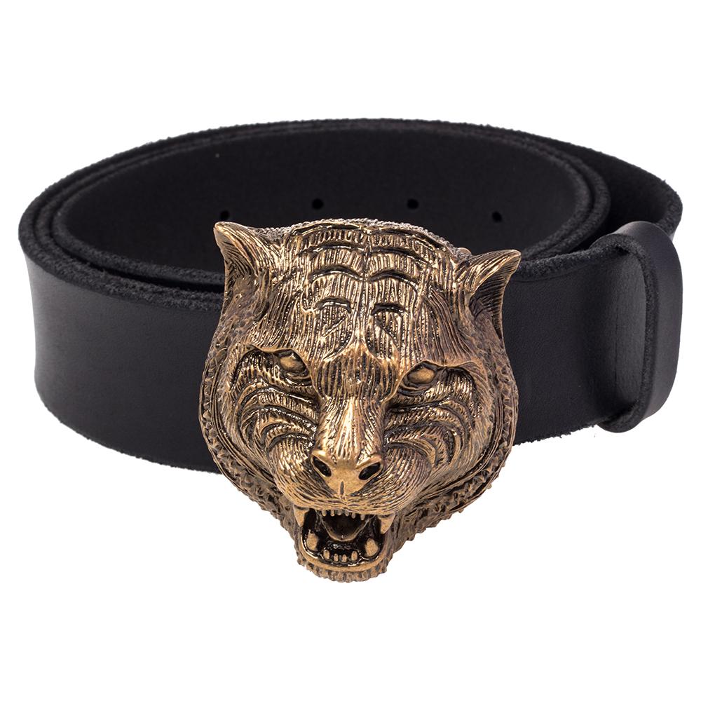 Accessorizing can effortlessly elevate an outfit and what better creation than a belt to make it happen! We have here, a Gucci belt made from leather. It has been adorned in a black shade and features a gold-tone feline buckle on the front that