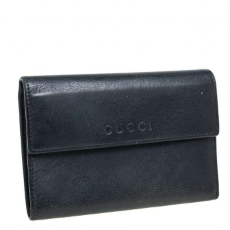 Les portefeuilles comme celui-ci de Gucci sont un excellent choix car ils sont non seulement fonctionnels mais aussi élégants. Fabriqué en cuir, ce portefeuille trifold présente des détails de marque sur le rabat et un intérieur bien équipé pour
