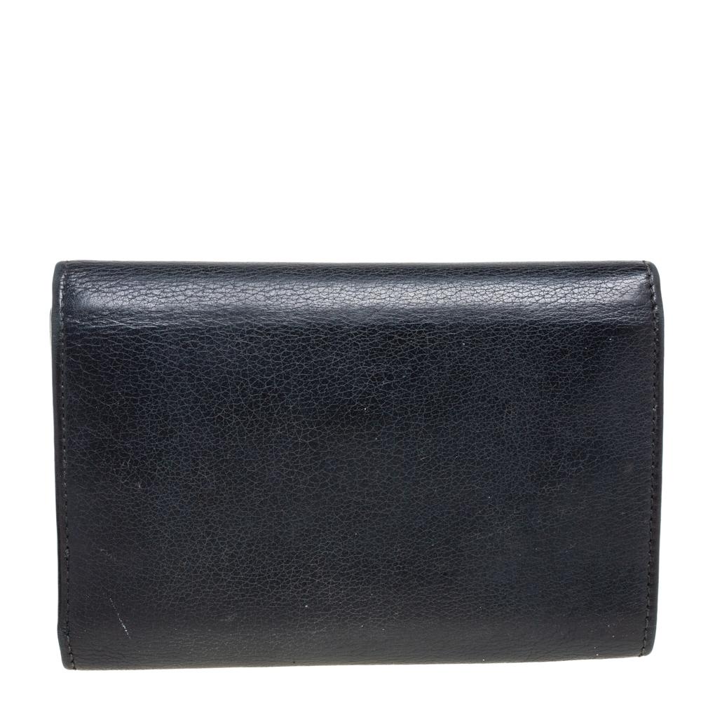 Wallets like this one from Gucci are a great choice as they're not only functional but also stylish. Crafted from leather, this trifold wallet comes with brand detailing on the flap and a well-equipped interior to neatly arrange your cards and cash.