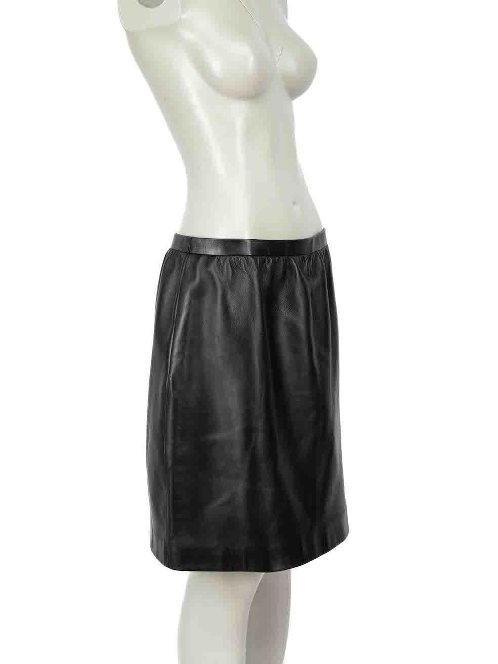 CONDITION is Very good. Minimal wear to skirt is evident. Minimal loose stitch to left side seam on this used Gucci designer resale item. 
 
Details
Black
Leather
Mini fitted skirt
Side zip closure with GG Button

Made in Italy
 
Composition
100%