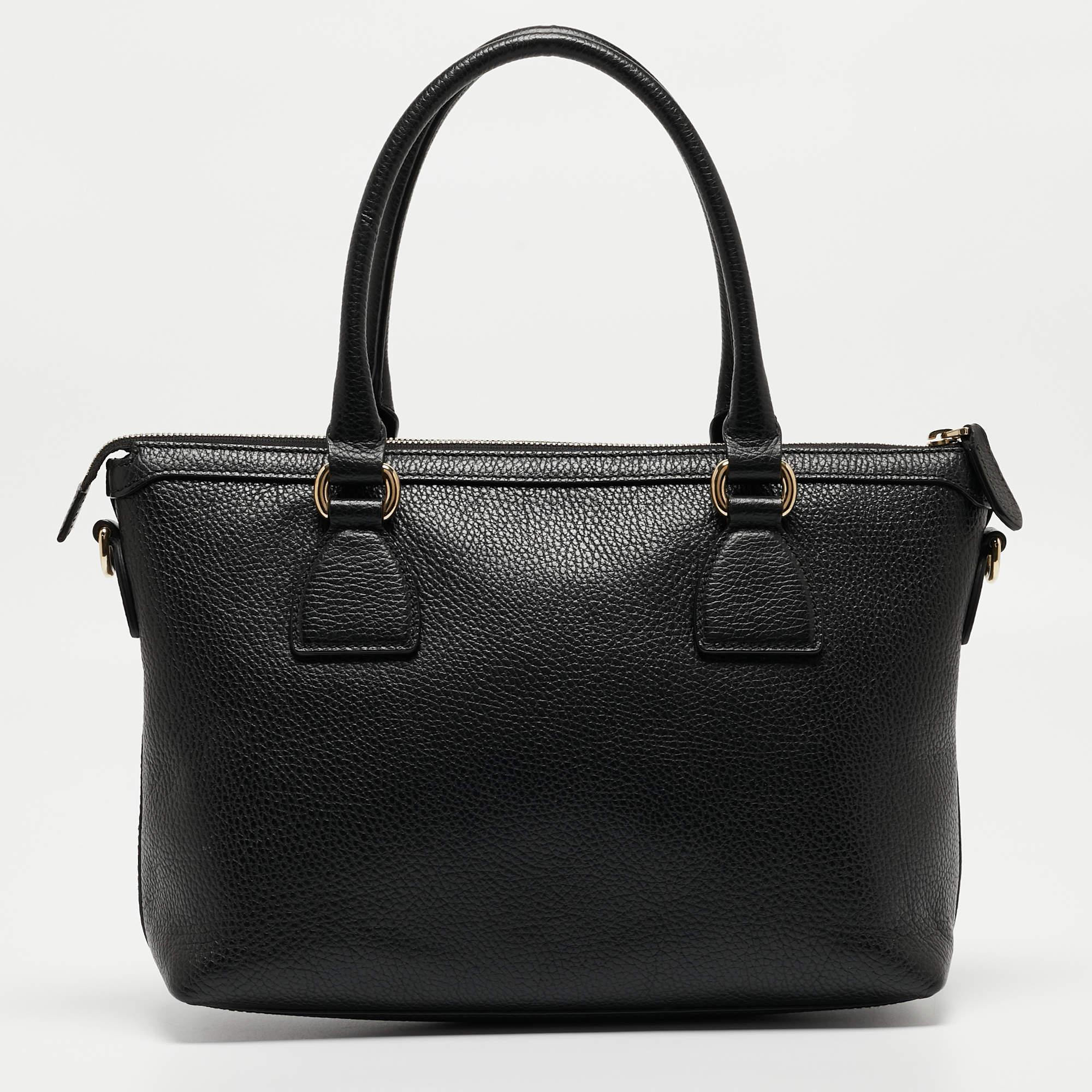 Thoughtful details, high quality, and everyday convenience mark this designer tote for women by Gucci. The bag is sewn with skill to deliver a refined look and an impeccable finish.

Includes: Original Dustbag, Info Booklet, Detachable Strap