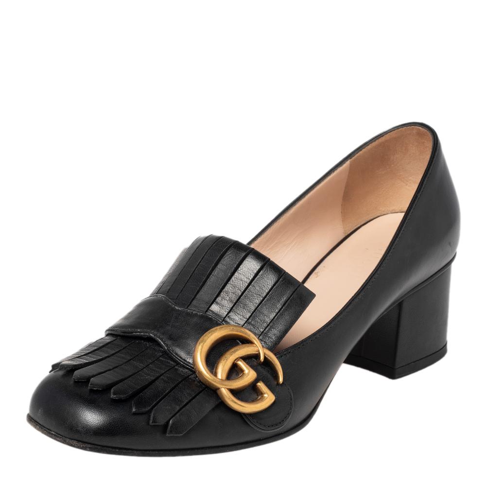 Pretty and easy to style, this pair of Marmont pumps by Gucci is a stunner. They've been crafted from black leather and styled with folded fringes with the brand's signature GG logo on the uppers. Square toes, low block heels, and sturdy leather