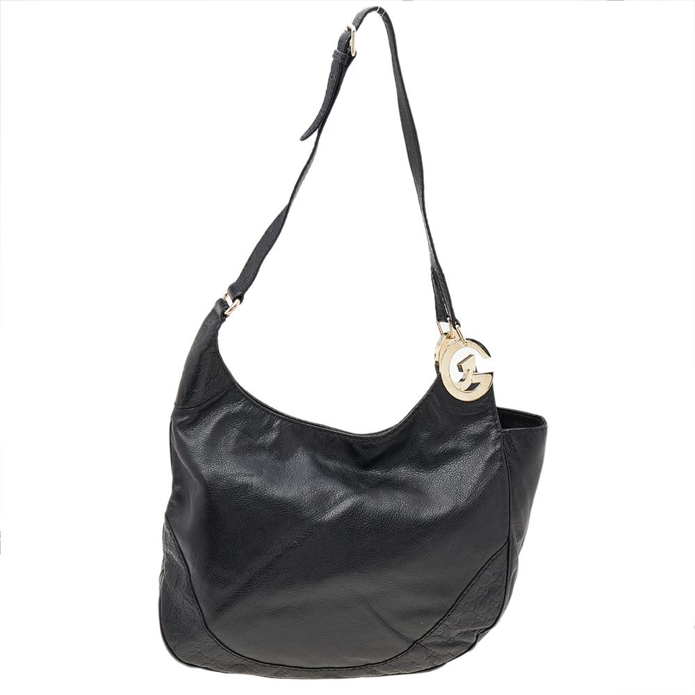 Get a classic look with this bag from Gucci. Crafted from leather in Italy, this gorgeous number has Guccissima trims on the exterior and a top zip closure that opens up to a spacious fabric interior. Complete with a single handle that has the