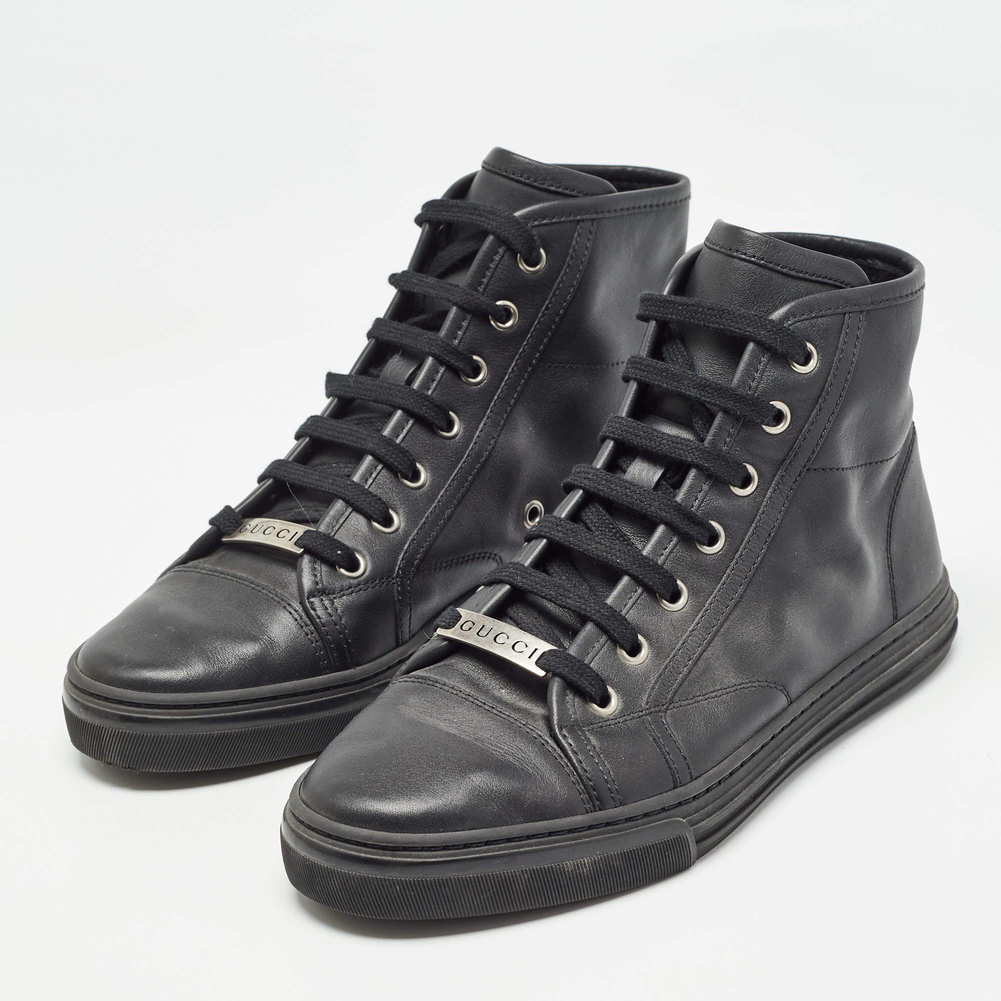 Conçues pour rehausser votre quotient stylistique tout en vous apportant du confort, ces chaussures de sport sont fabriquées à partir des meilleurs matériaux. Associez-les à vos tenues décontractées pour un look cool.