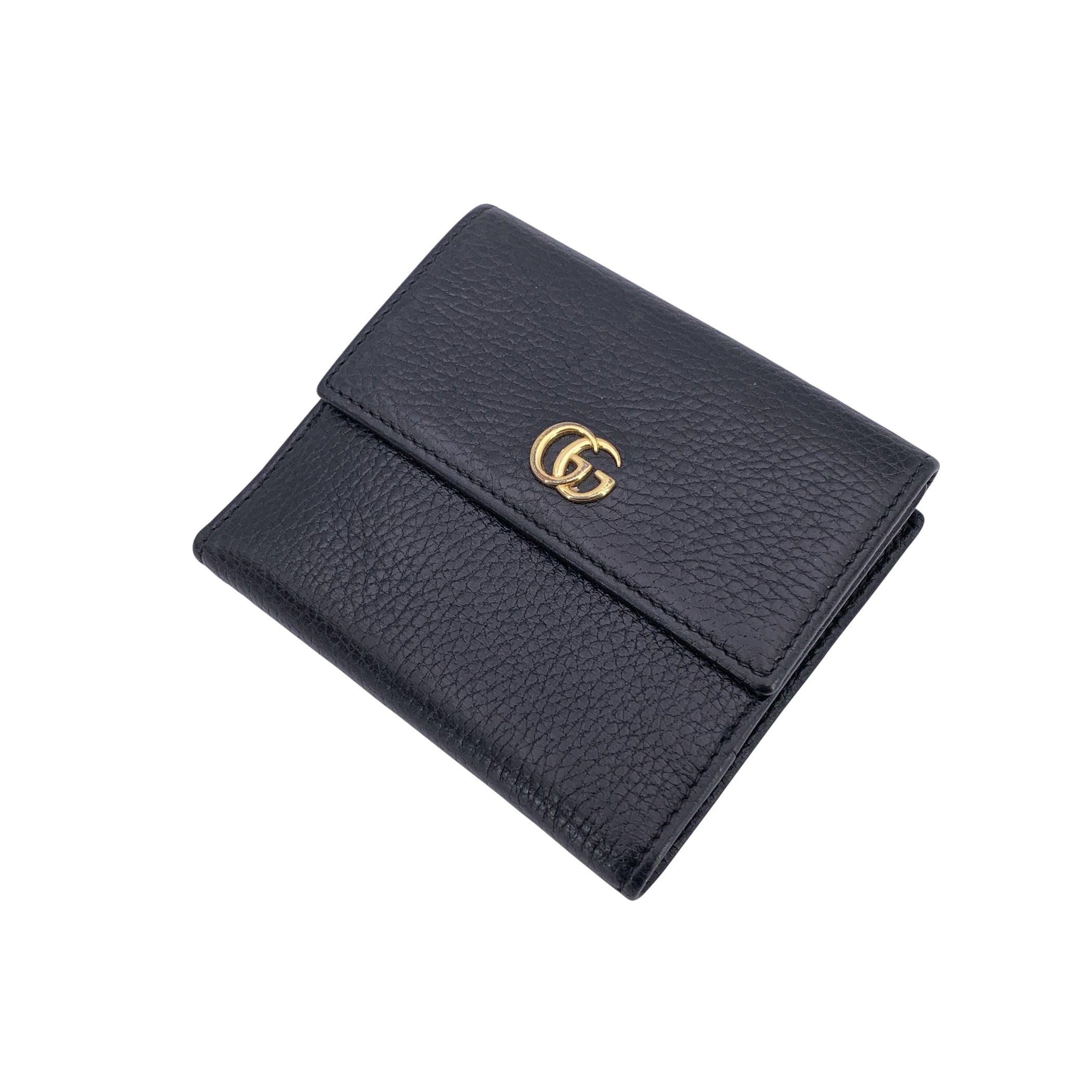 Intramontabile e raffinato, questo portafoglio in pelle nera di Gucci è un vero e proprio emblema del lusso italiano in una forma compatta. La pelle nera liscia è perfettamente completata dal logo GG - Gucci in metallo dorato sulla parte anteriore,