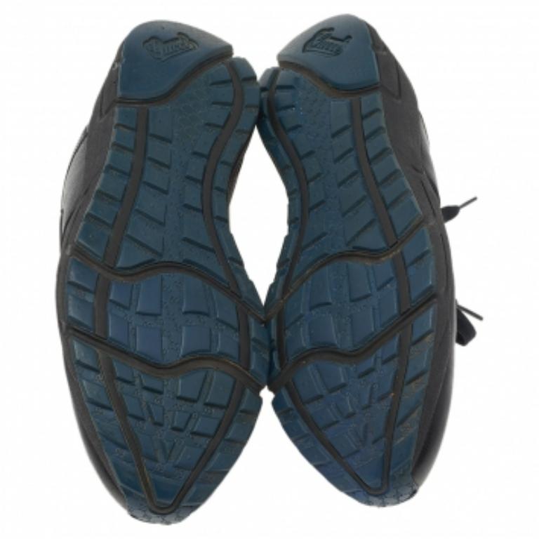 Flaunt a stylish look every time you head out wearing these trendy Gucci low-top sneakers. They are designed using black leather on the exterior with a GG logo detail and lace-up closure decorating the vamps. These attractive sneakers are finished
