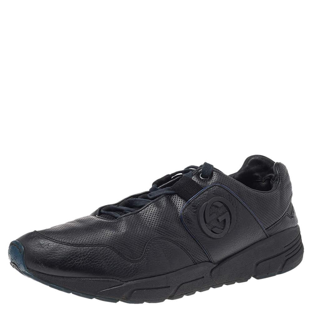 Flaunt a stylish look every time you head out wearing these trendy Gucci low-top sneakers. They are designed using black leather on the exterior with a GG logo detail and lace-up closure decorating the vamps. These attractive sneakers are finished