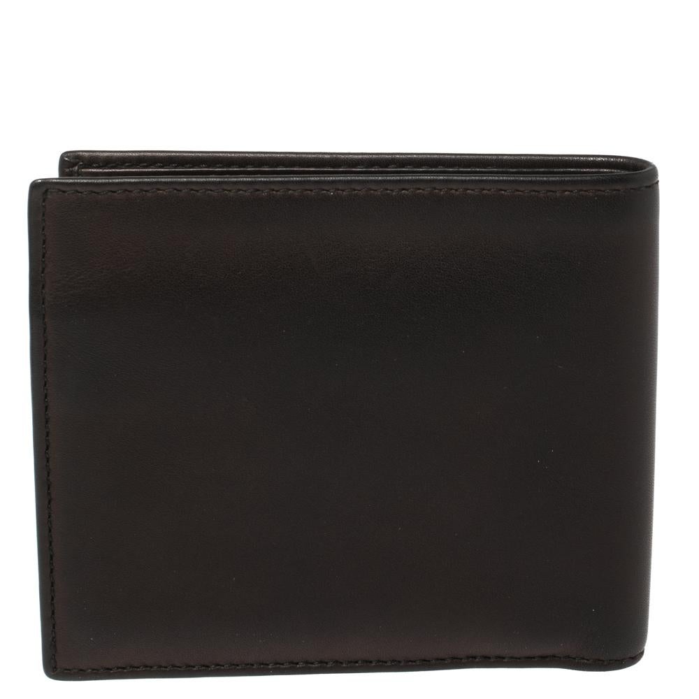 Opt for this classy and simple Gucci wallet to effortlessly store your monetary essentials. It comes in a classic bi-fold design and features the label's iconic interlocking GG motif on the front. The creation comes with a coin pocket, slip pockets,