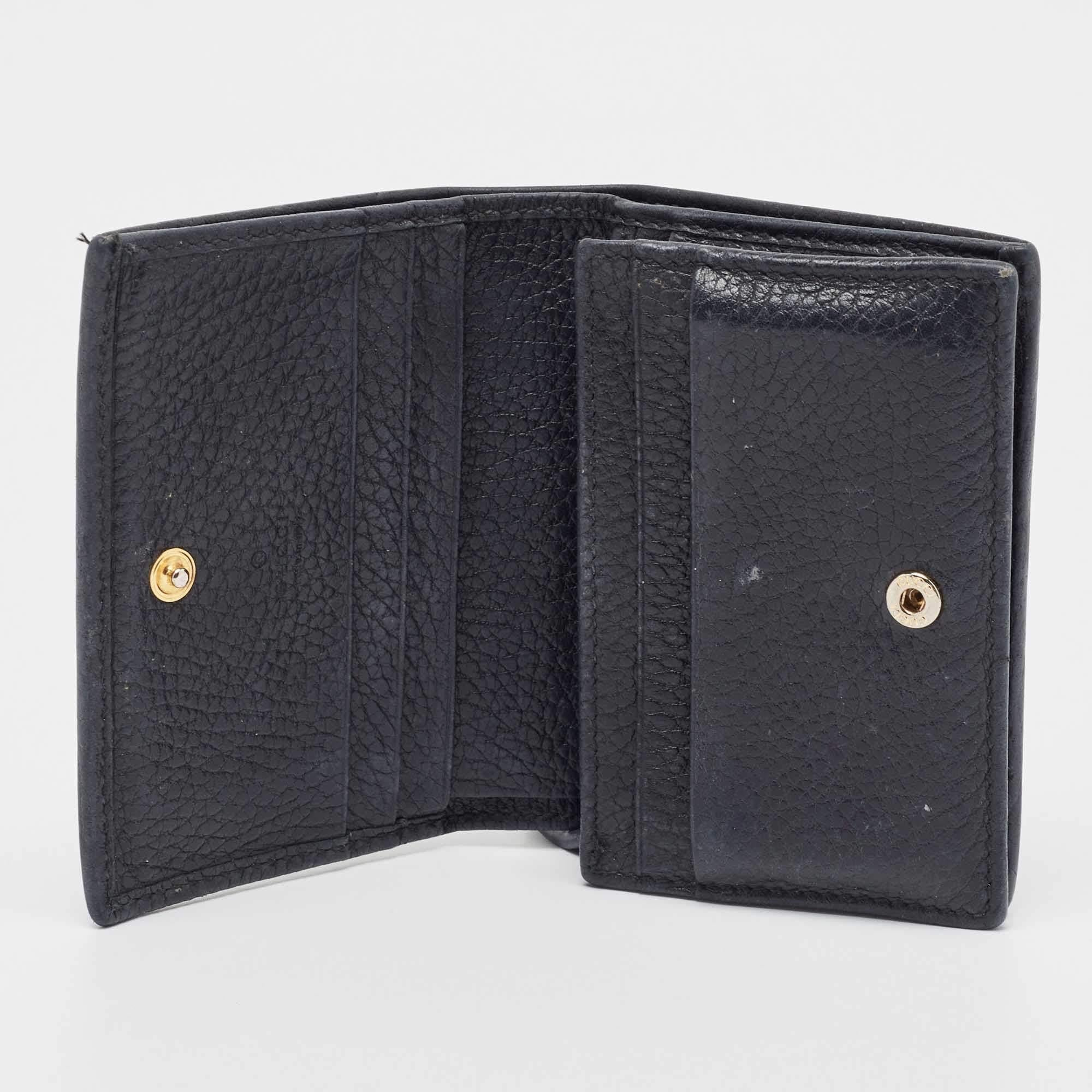 Embellished with signatory details of the House and carved precisely to perfection, this GG Marmont card case from Gucci will prove to be a super-useful, stylish accessory. It is made from red leather with the iconic GG motif attached to the front.