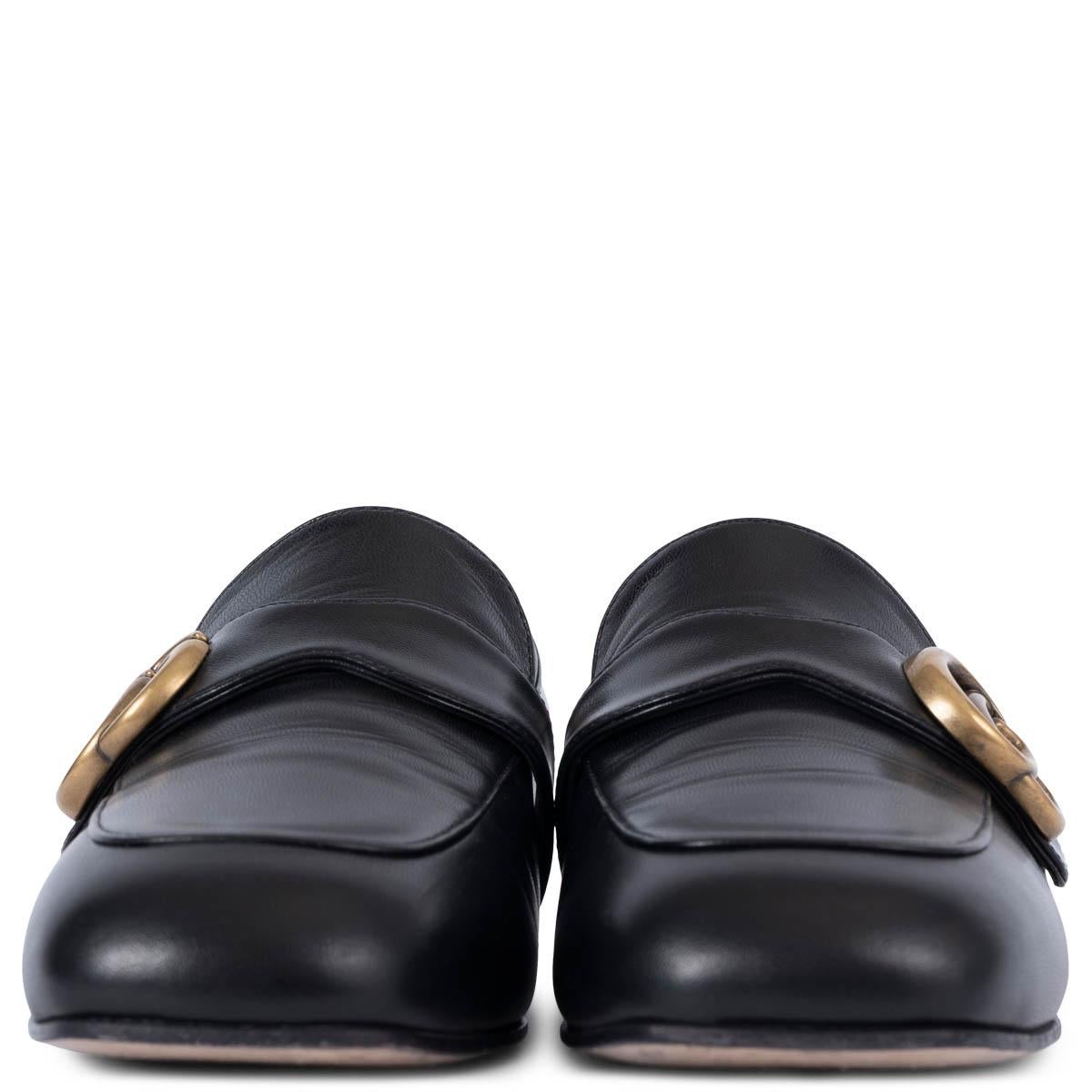 100% authentische Gucci GG Marmont Loafers aus schwarzem, poliertem Ziegenleder. Das Design zeichnet sich durch eine quadratische Mokkazehe und antikgoldfarbene Logo-Hardware am Vorderblatt aus. Sie wurden getragen und sind in ausgezeichnetem
