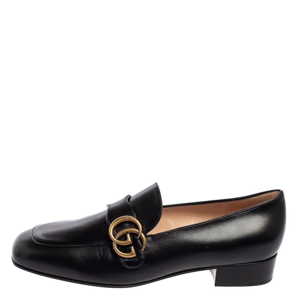 Set trends with these loafers from the house of Gucci. Meticulously crafted from leather, they feature a classic black exterior and gold-tone GG motifs on the vamps. Complete with sturdy leather outsoles, this pair will enhance all your