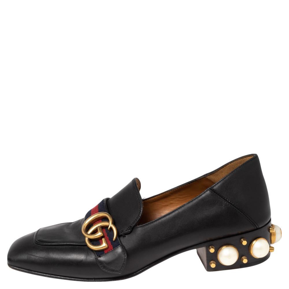 Brimming with signature details, these Gucci loafers crafted with leather will certainly make you the center of attention in every group gathering. While the vamps are adorned with gold-tone GG motif sitting on the web straps, the heels are