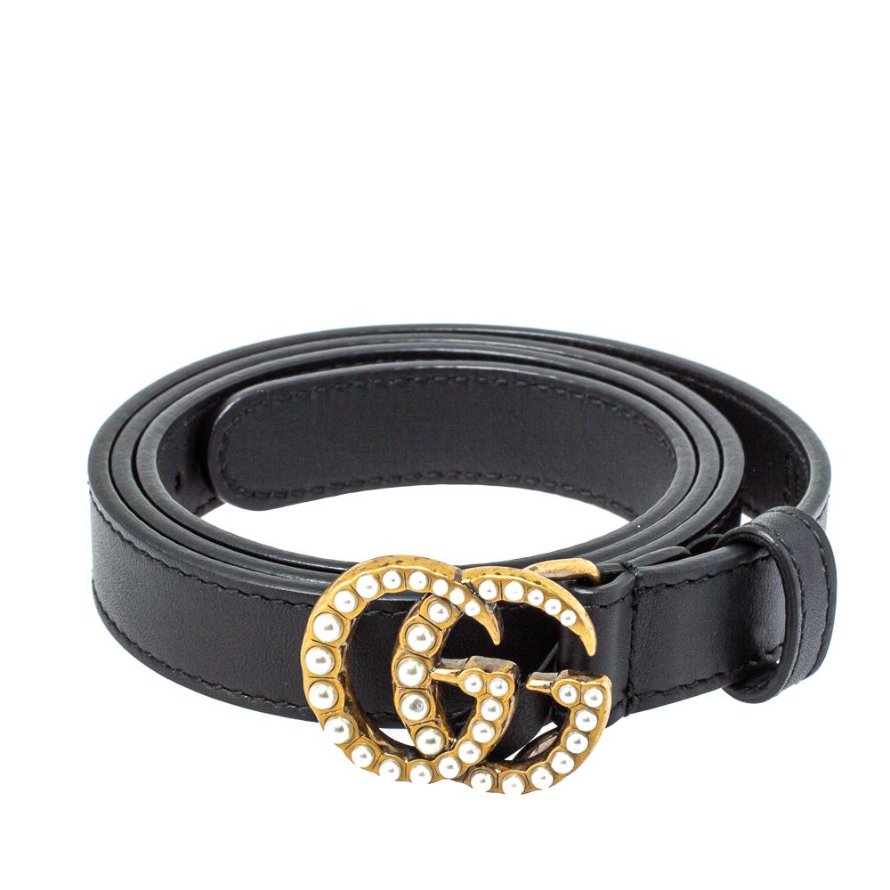 Die Marmont-Reihe von Gucci hat sich weltweit großer Beliebtheit erfreut. Es ist an der Zeit:: dass Sie Ihre Garderobe mit einem Stück aus dieser Reihe auffrischen. Dieser Gürtel zum Beispiel ist einfach stilvoll. Sie ist aus Leder in einem