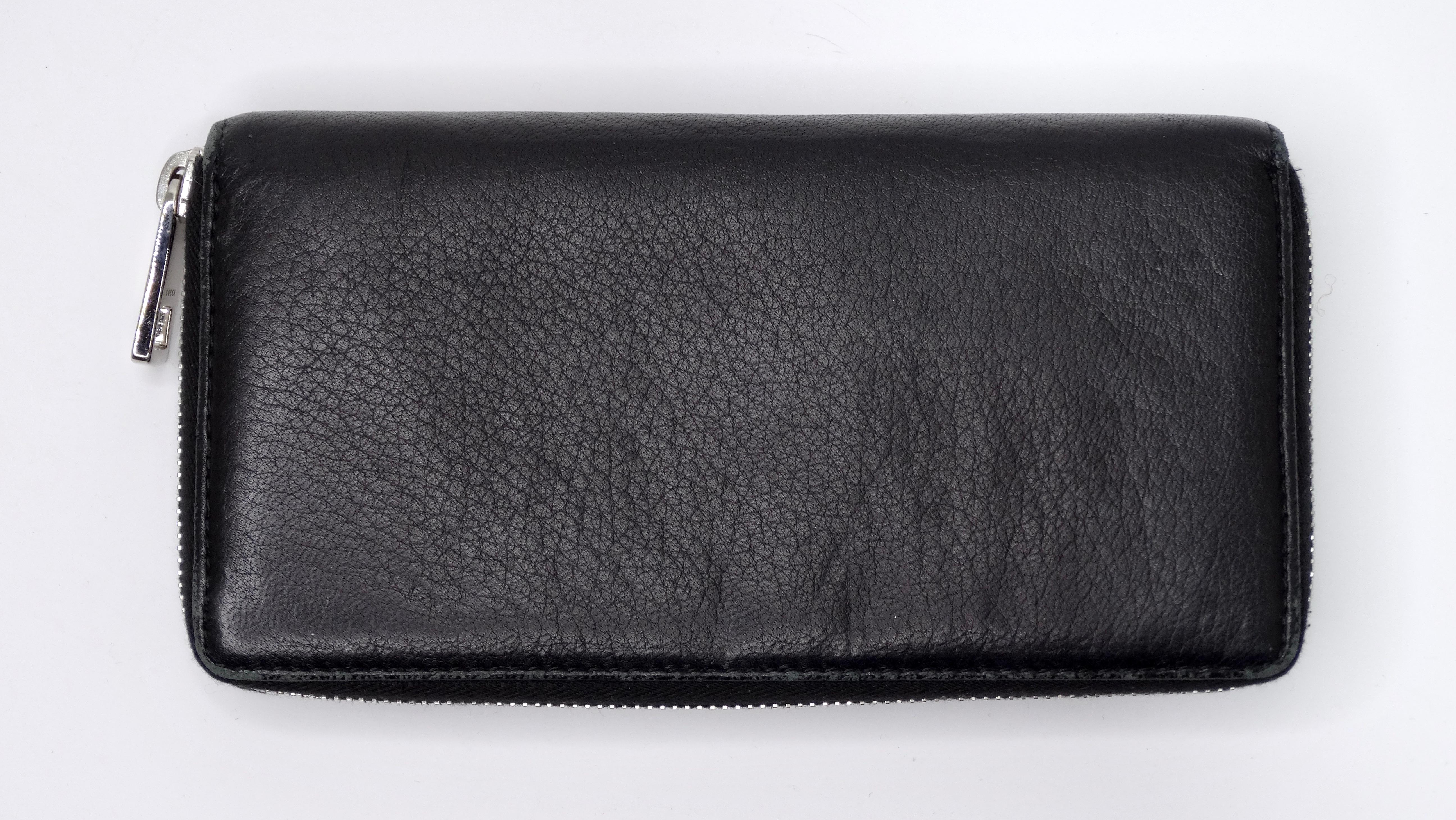 Grab yourself a piece of the iconic house of Gucci with this beautiful wallet! This is a great piece to carry all of your money and even use as an organizer for your handbag. This is made of a buttery soft leather with a monochromatic interlocking