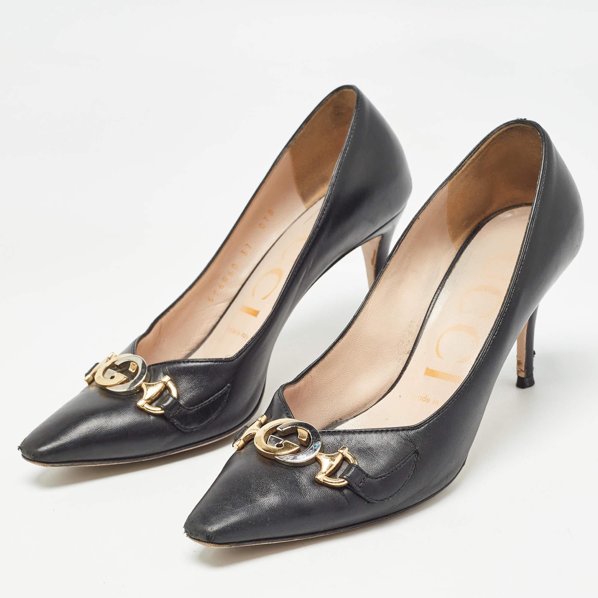 These Gucci black pumps are a great choice if you're looking to add a pair thats both classy and versatile. The pair has been made in Italy from black leather and set on 8 cm heels.
