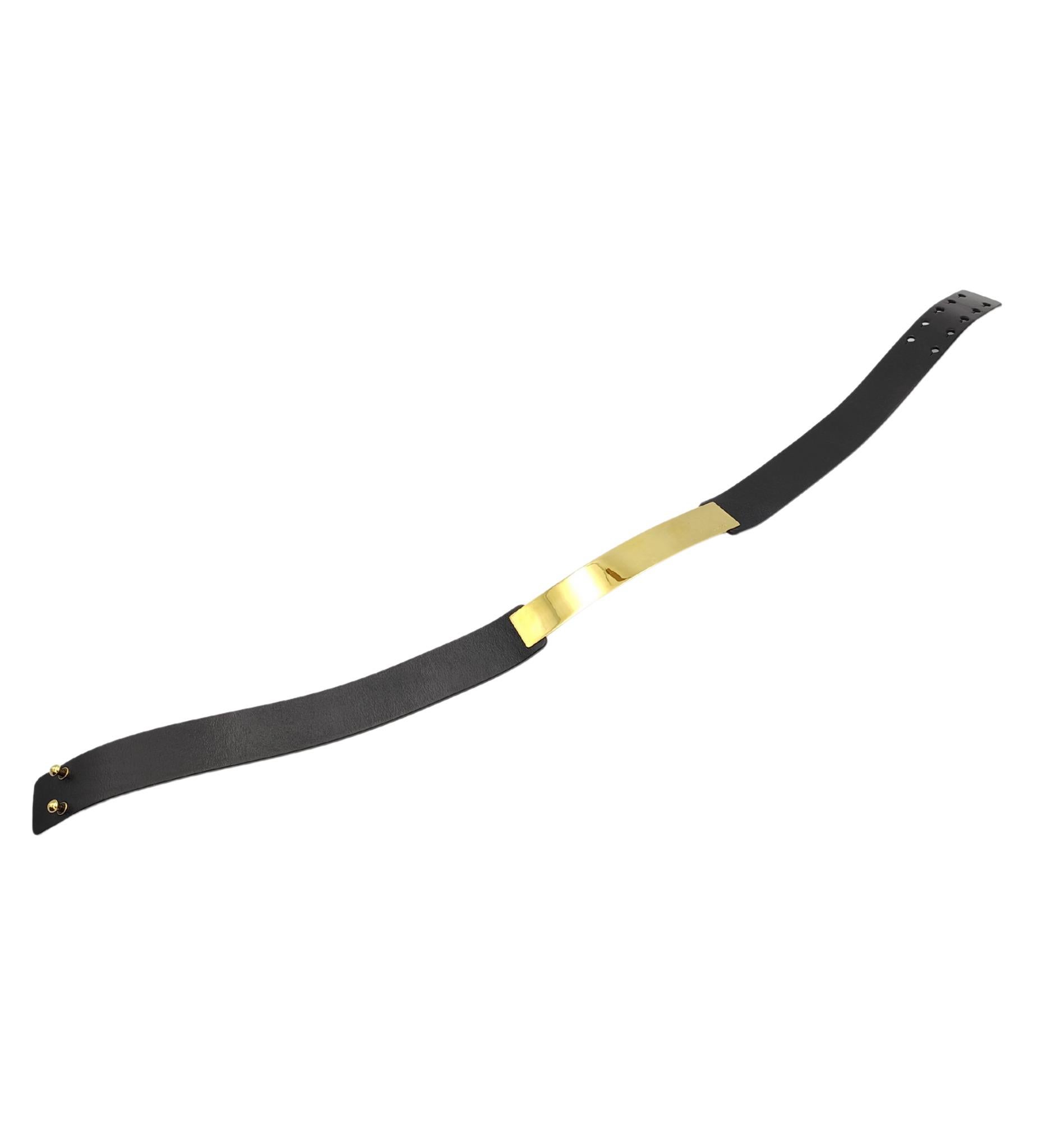 Women's or Men's Gucci black leather golden metal engraved logo belt For Sale