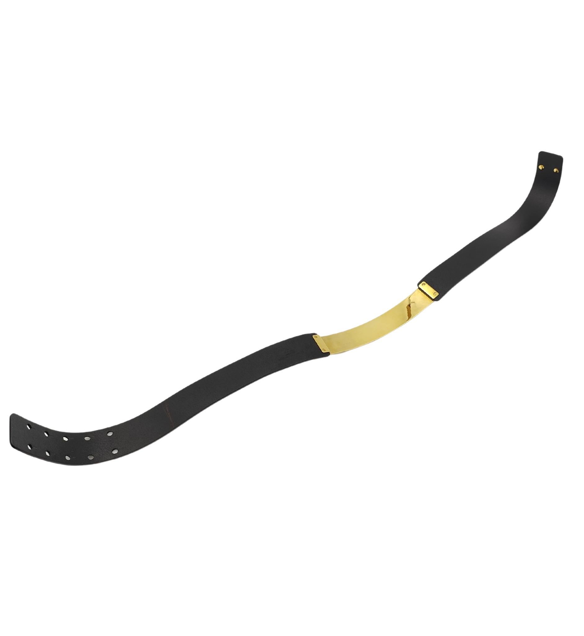 Gucci black leather golden metal engraved logo belt For Sale 1