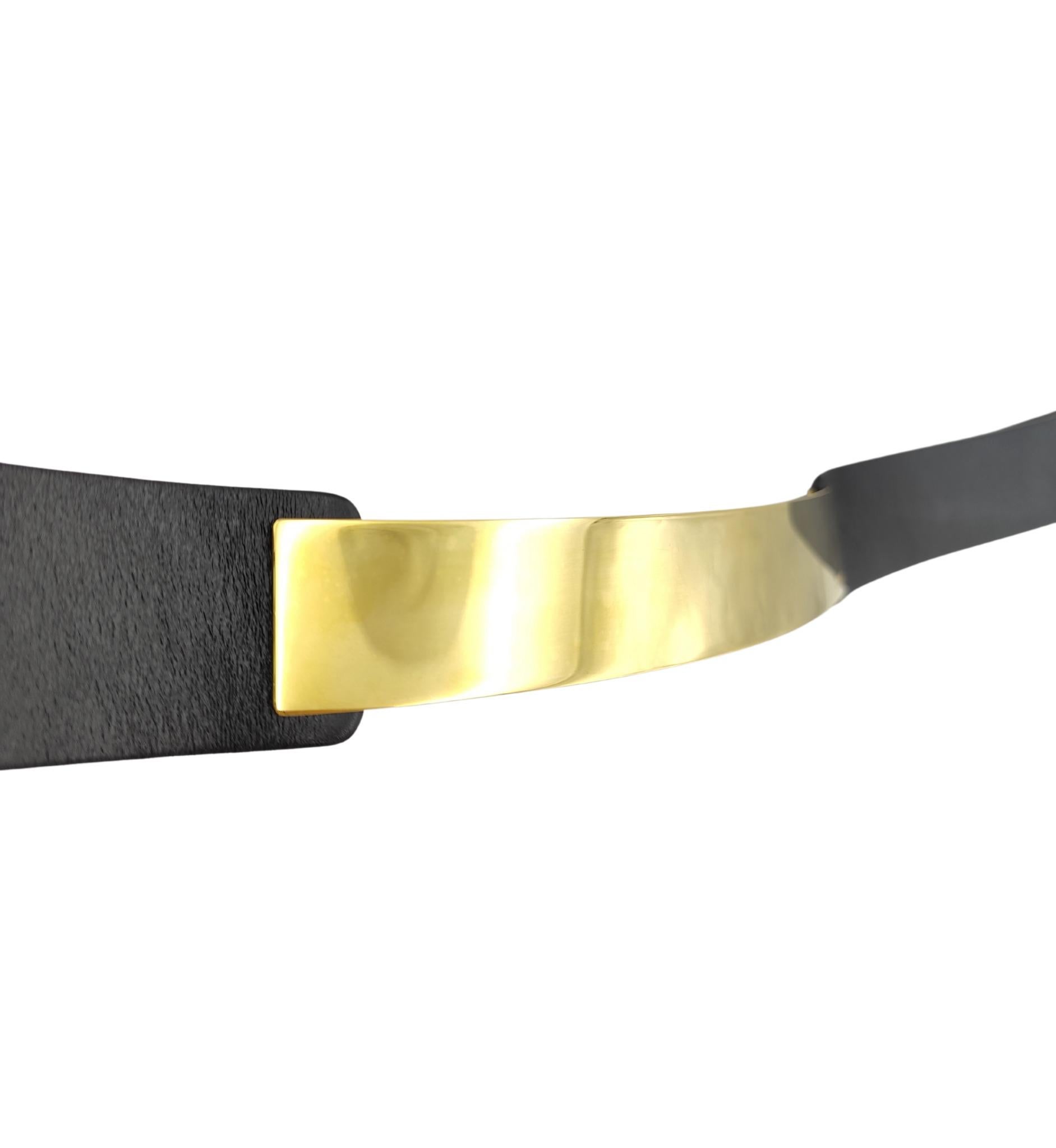 Gucci black leather golden metal engraved logo belt For Sale 4