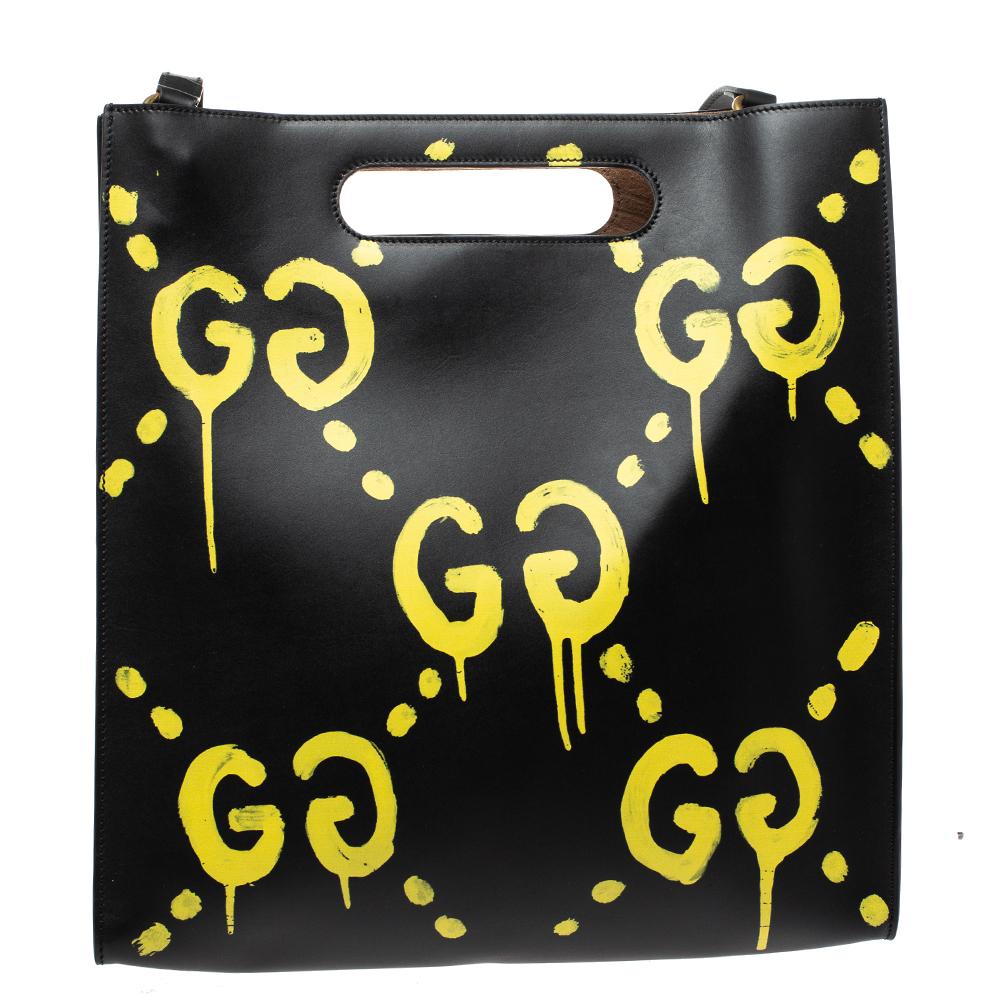 This opulent and multipurpose bag by Gucci would go perfectly for any of your occasions. This charming bag has been crafted from black leather with graffiti lettering. It features the brand name in the front and the GG logos at the back. It opens to