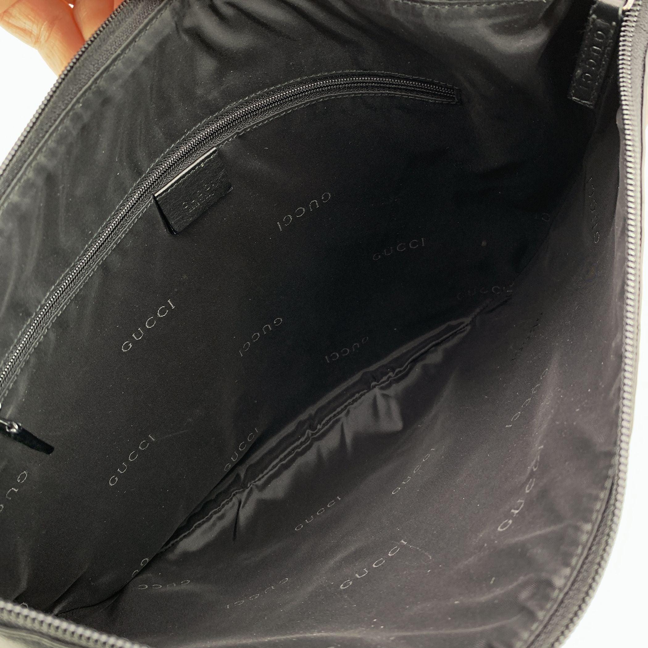 Gucci Borsa a tracolla Halfmoon Hobo in pelle nera In condizioni buone in vendita a Rome, Rome