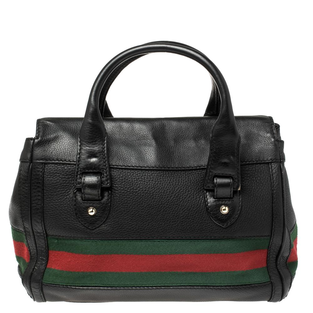 Ein zeitloses Stück, das Sie in Ihre Sammlung aufnehmen sollten. Diese Heritage Web Boston Tasche von Gucci ist aus schwarzem Leder gefertigt und mit den charakteristischen Webbesätzen versehen. Sie verfügt über eine Frontklappe, zwei Tragegriffe