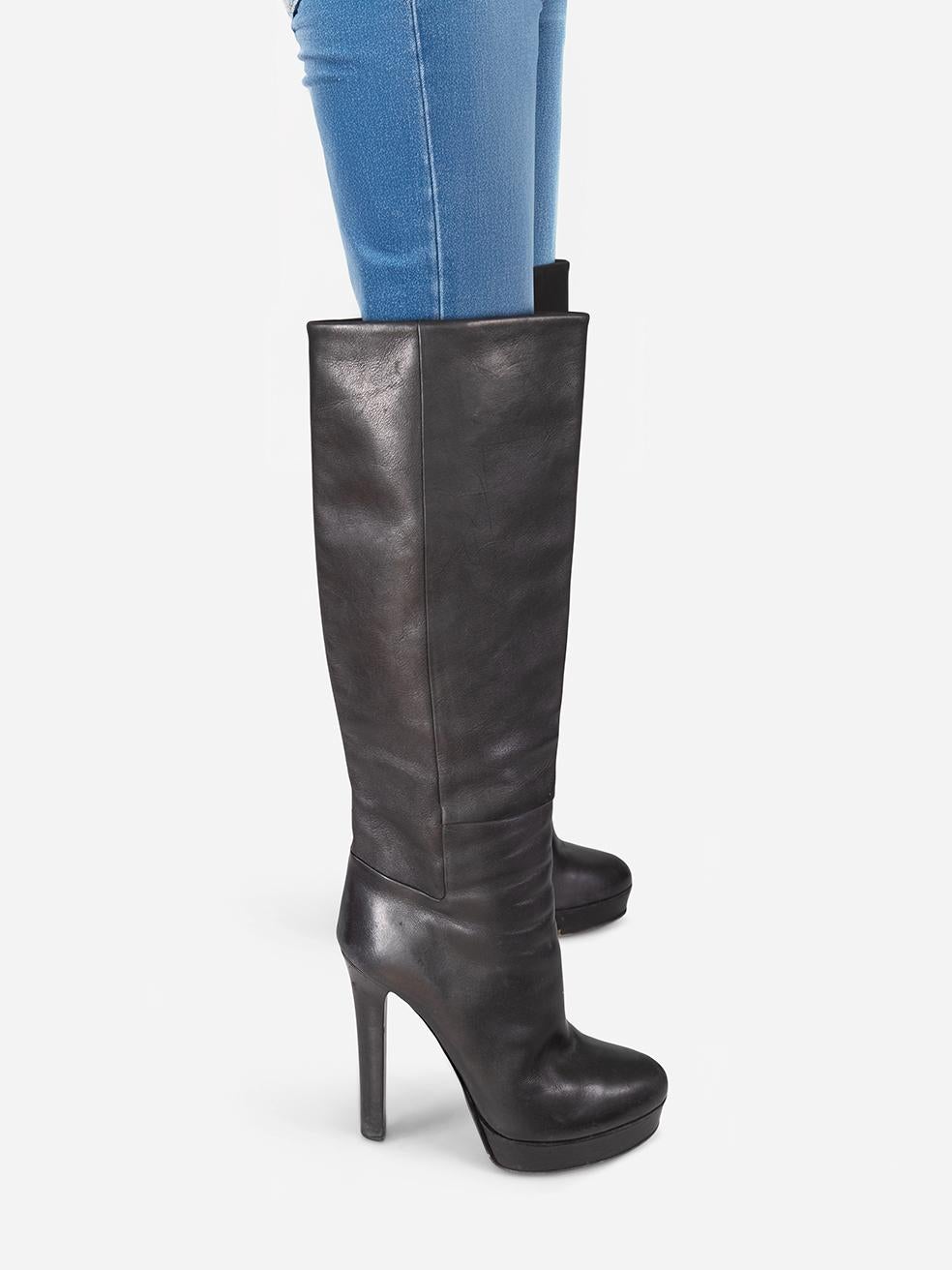 ZUSTAND ist sehr gut. Die Stiefel weisen nur minimale Abnutzungserscheinungen auf. Abrieb und Flecken auf allen Bereichen der beiden Schuhe auf diesem gebrauchten Gucci Designer Wiederverkauf Artikel.
 

 

 

 Einzelheiten
 

 

 Schwarz
 

 Leder
