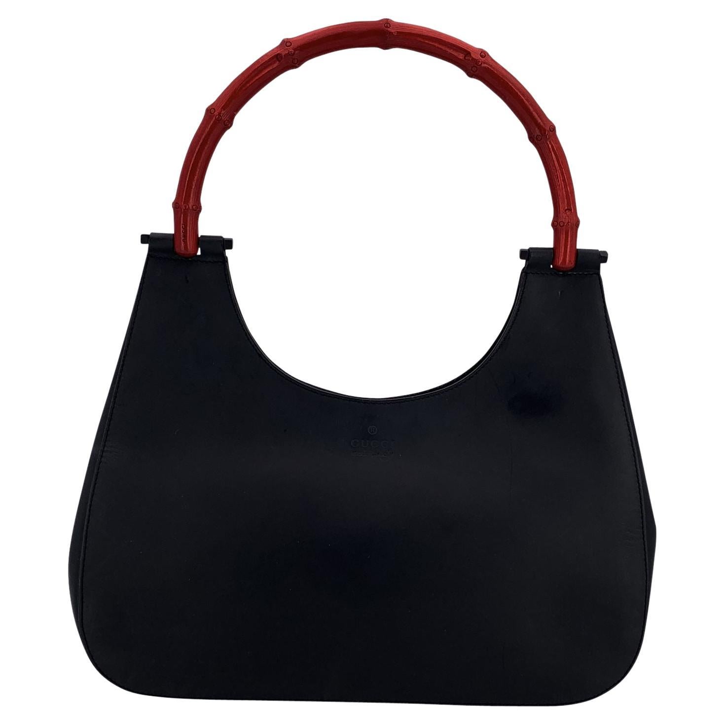 Sac hobo en cuir noir avec poignée en bambou rouge de Gucci