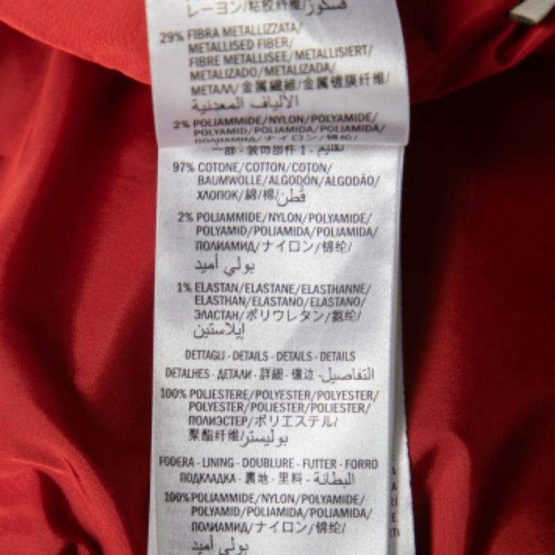 Cette veste bombardier de la maison Gucci vous permettra d'arborer un style élégant. Il est conçu en cuir noir, avec des broderies d'Hollywood soulignant le dos. Il est agrémenté de boutons dorés et de bordures contrastantes. Cette veste comporte