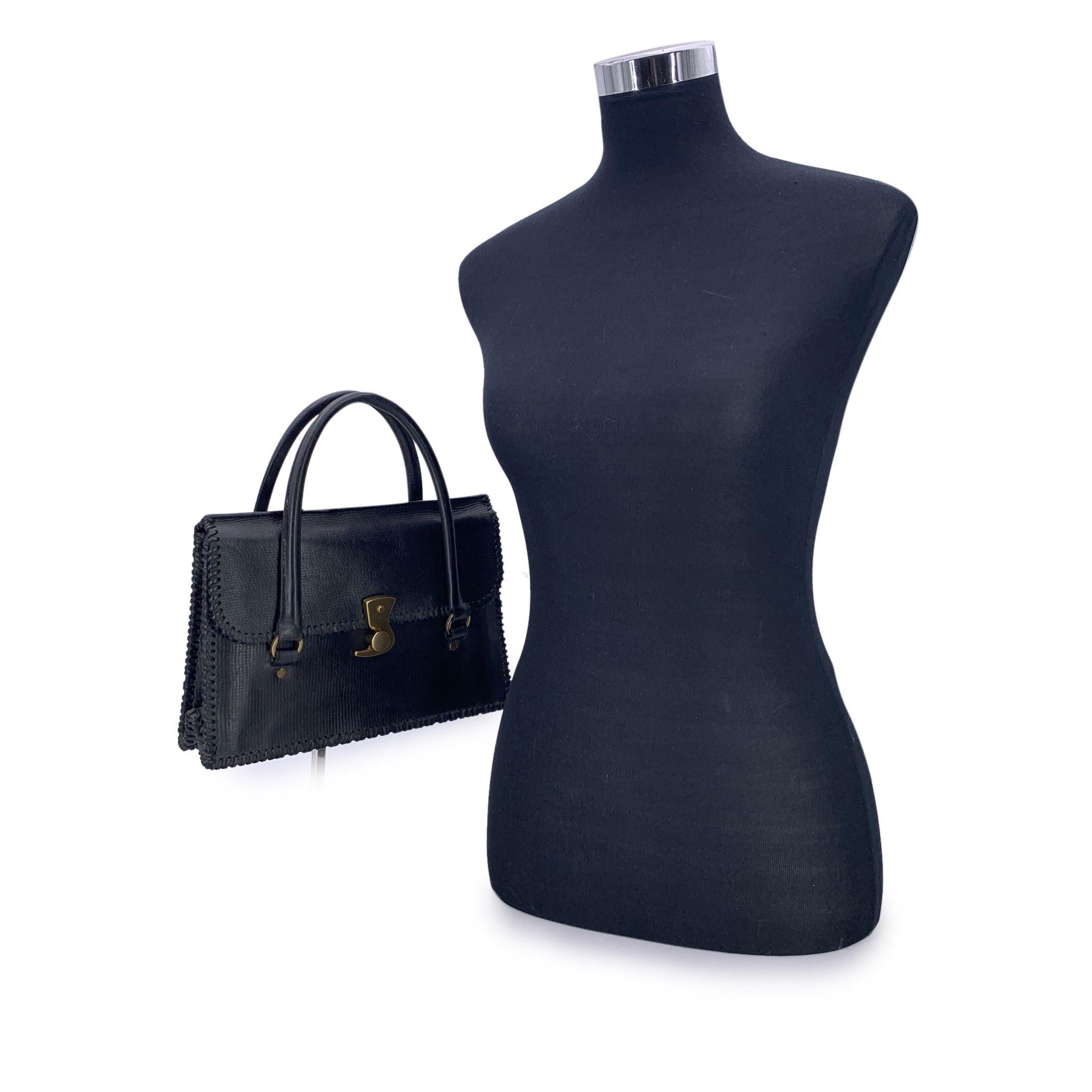 Diese zeitlose schwarze Ledertasche von Gucci versetzt Sie in die frühen 2000er Jahre - eine stille Ikone aus einer goldenen Ära des schlichten Luxus. Das geschmeidige schwarze Leder mit den charakteristischen Peitschenstich-Details an den Rändern